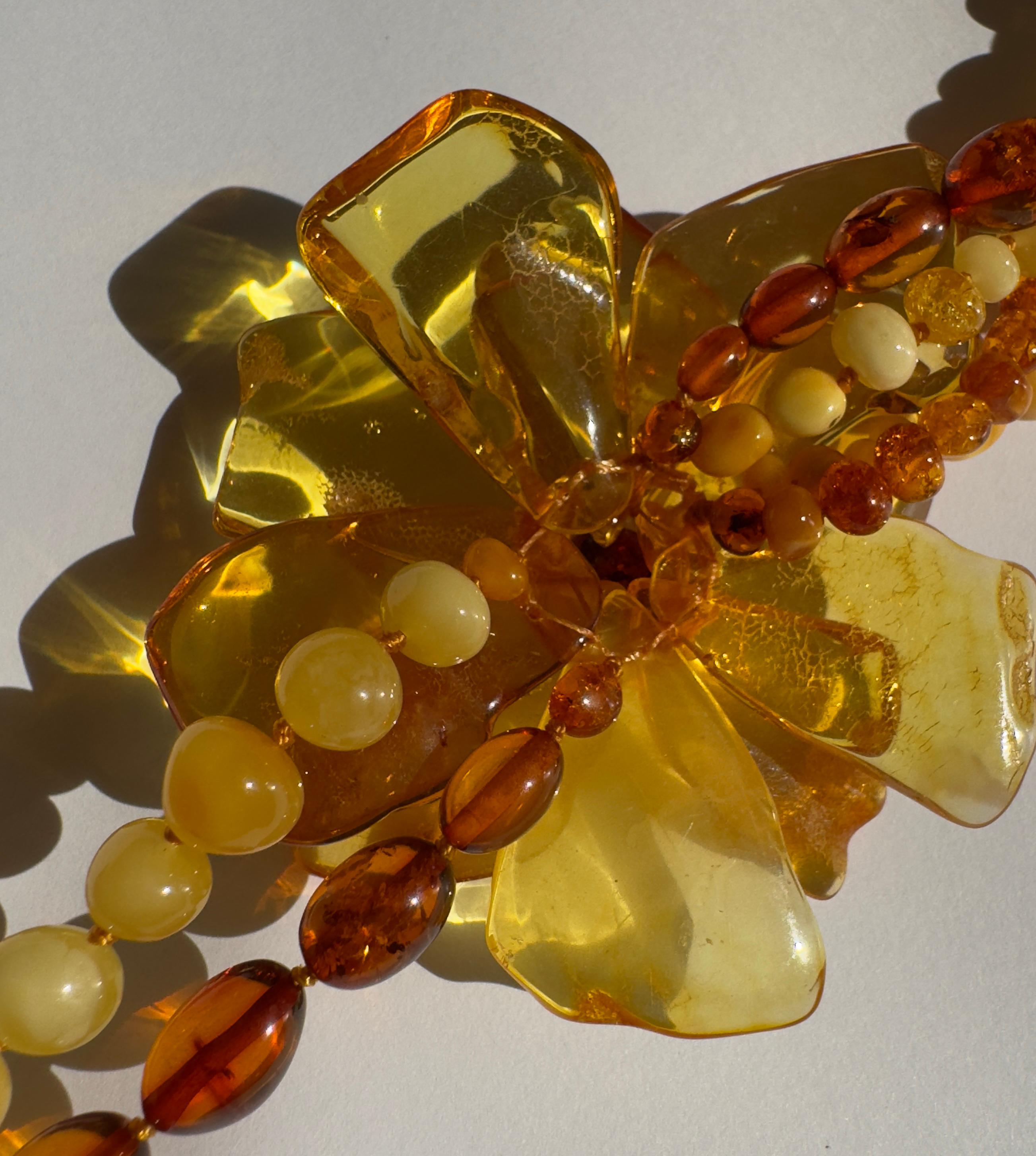 Collana di fiori d'ambra a più fili in vendita 6