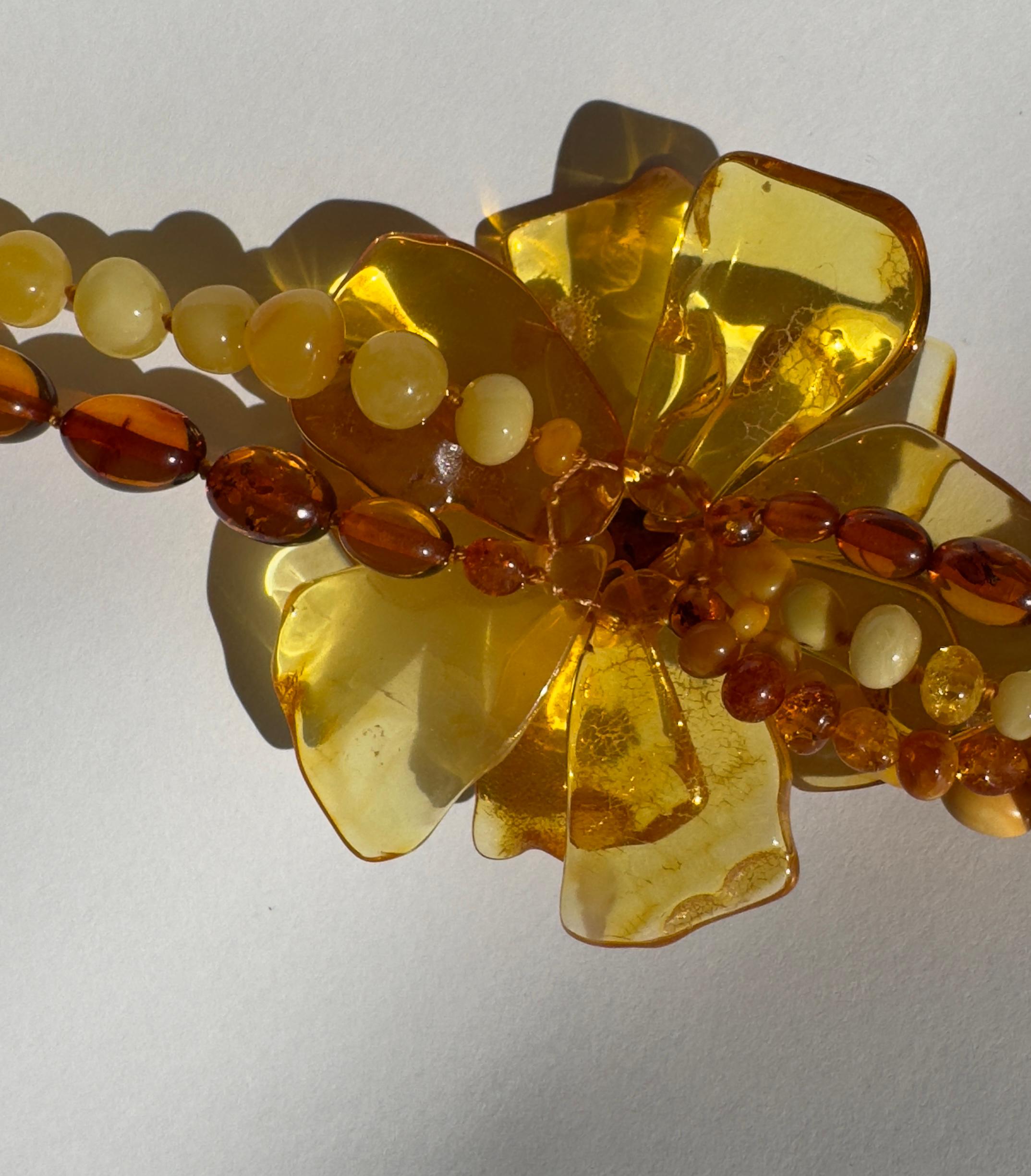 Collana di fiori d'ambra a più fili in vendita 7