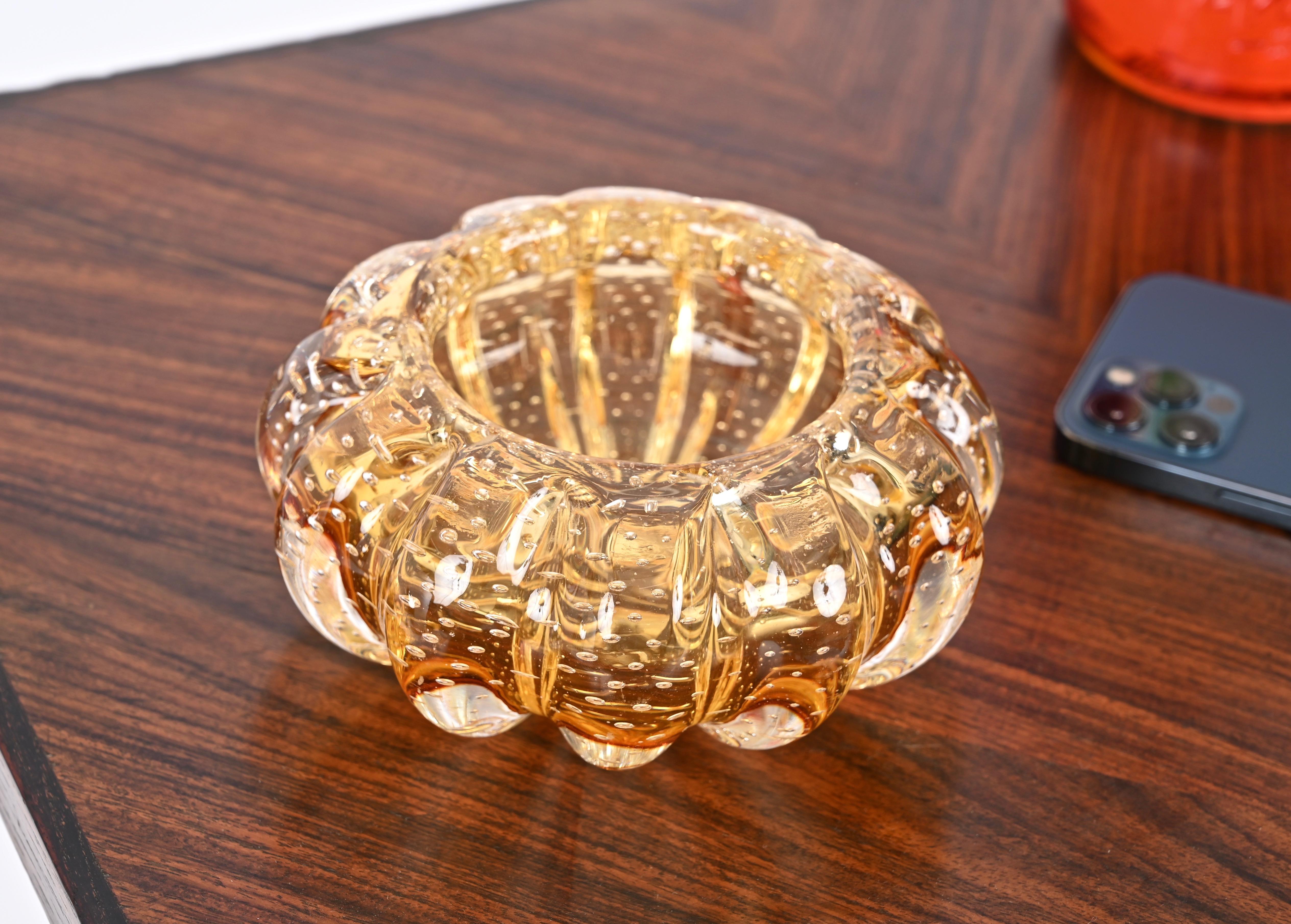 Délicieux bol rond ou cendrier en ambre multicolore.  Verre de Murano utilisant la technique 