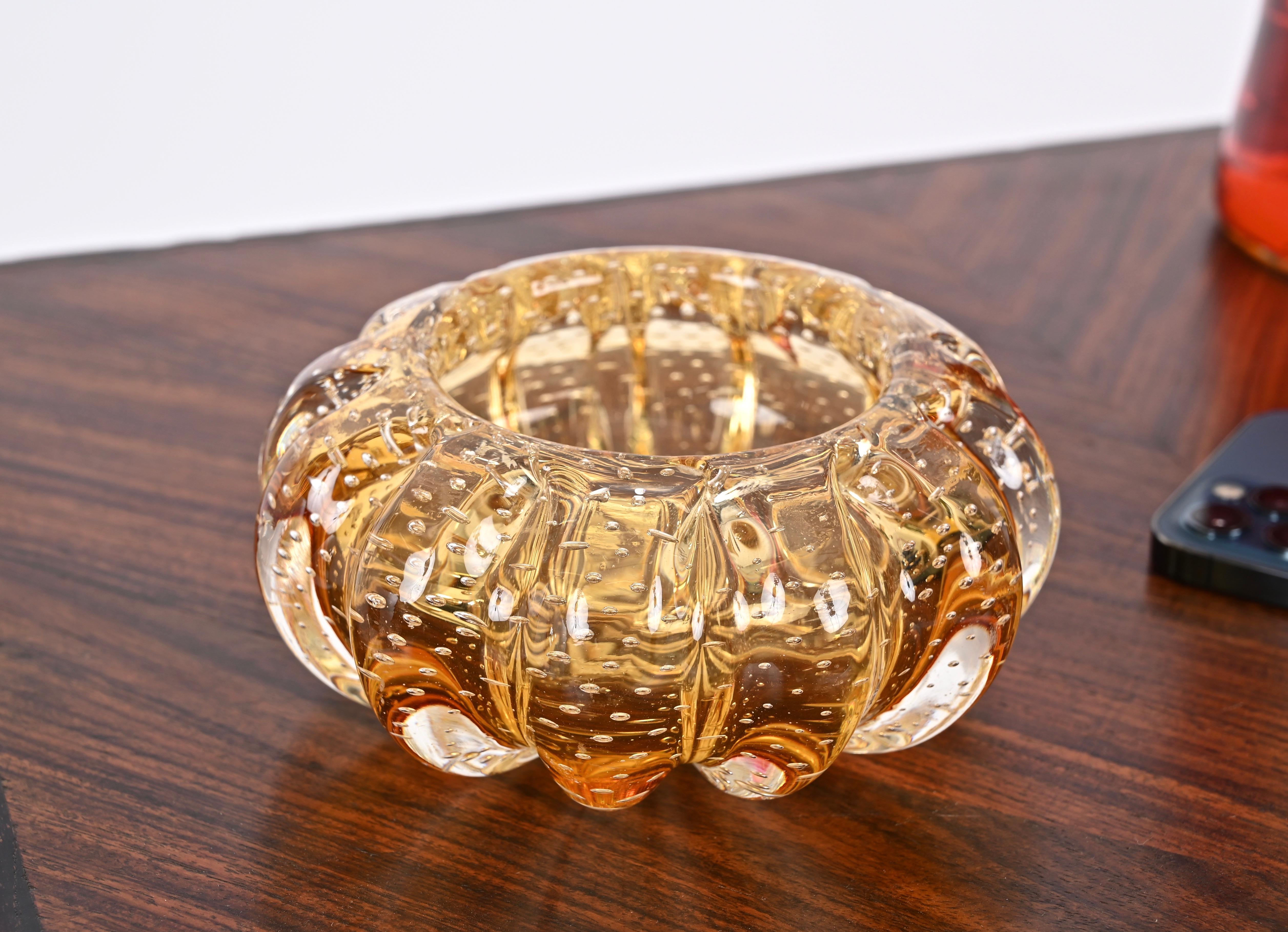 20ième siècle Bol ou cendrier Bullicante en verre de Murano ambré, Italie, Barovier 1960 en vente