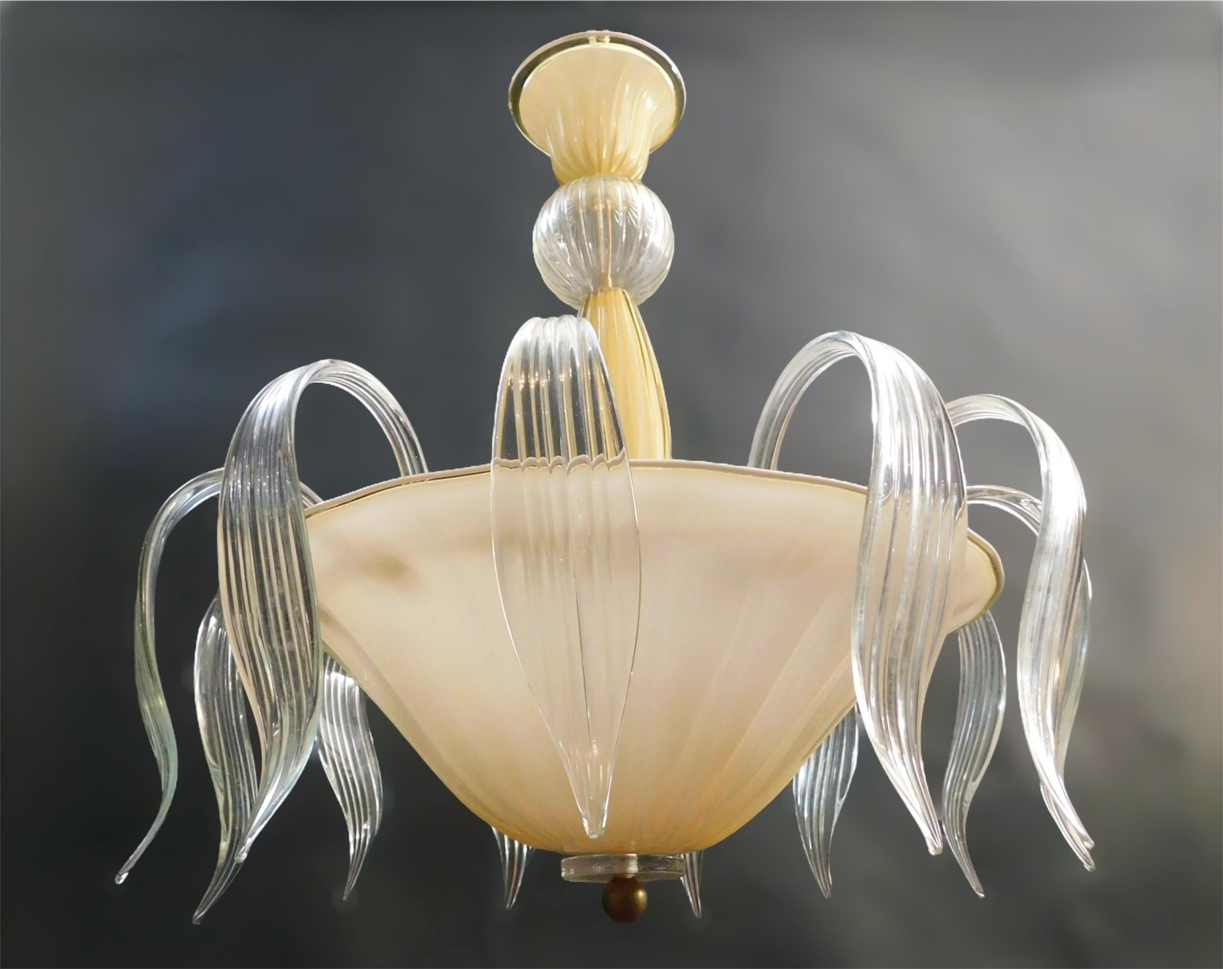 Lampadario italiano d'epoca in vetro di Murano ambrato a coste e foglie in vetro trasparente a coste / Made in Italy, circa 1960
Misure: altezza 26 pollici, diametro 25 pollici
3 luci / tipo E26 o E27 / max 60W ciascuna
Riferimento ordine: FABIOLTD