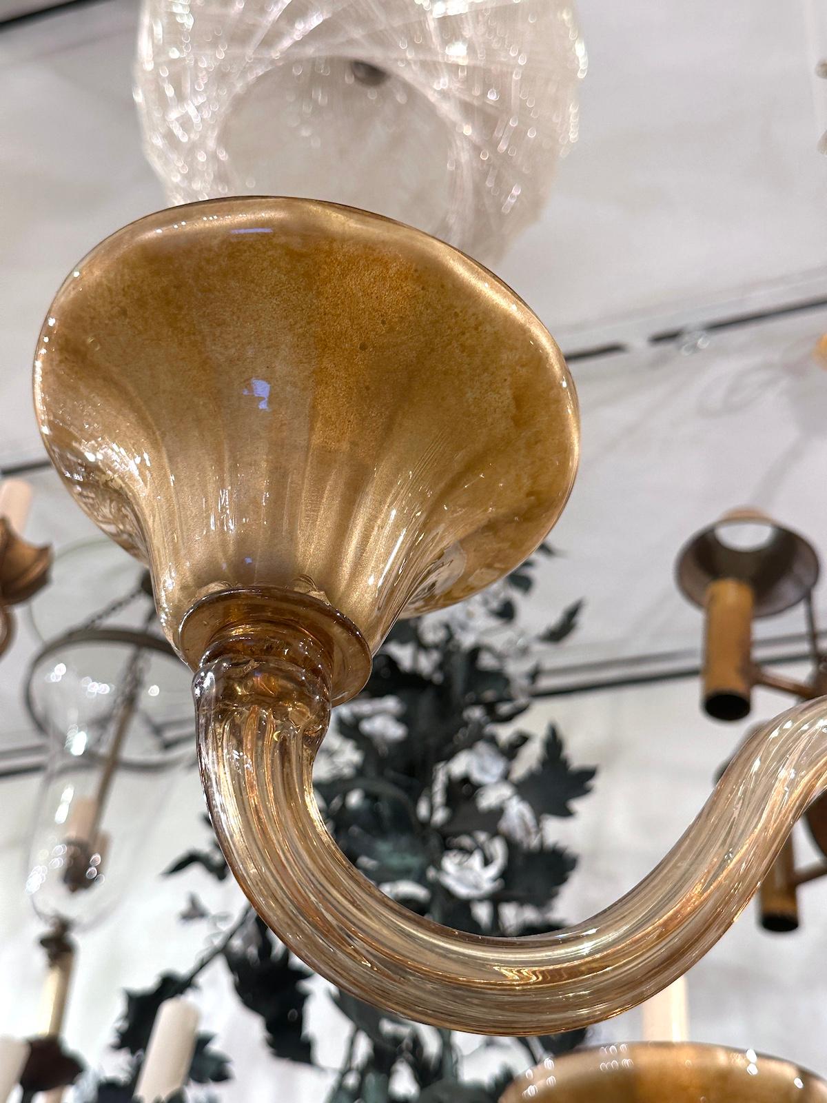 Un lampadario a 6 bracci in vetro di Murano ambrato italiano degli anni '50 circa.

Misure:
Caduta attuale: 40