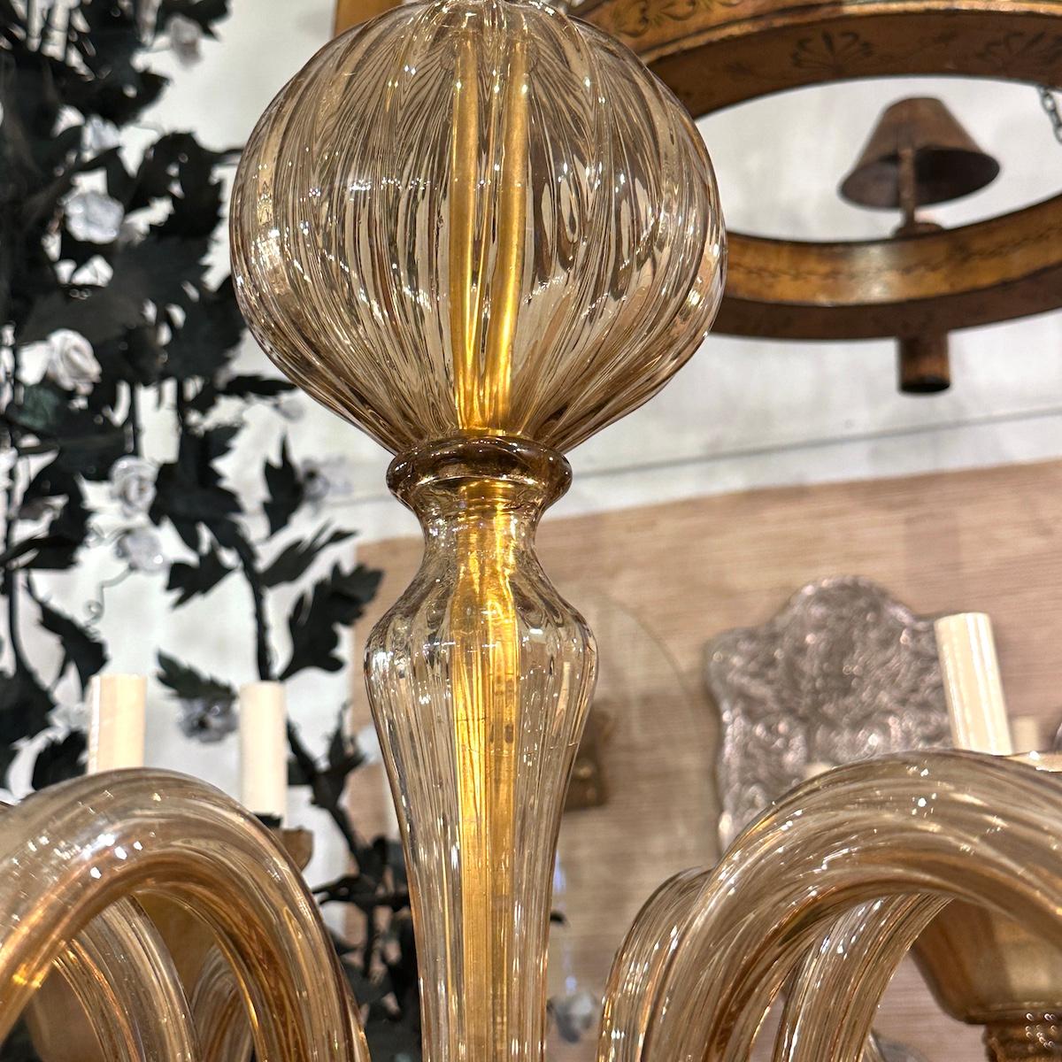 Metà XX secolo Lampadario in ambra di Murano in vendita