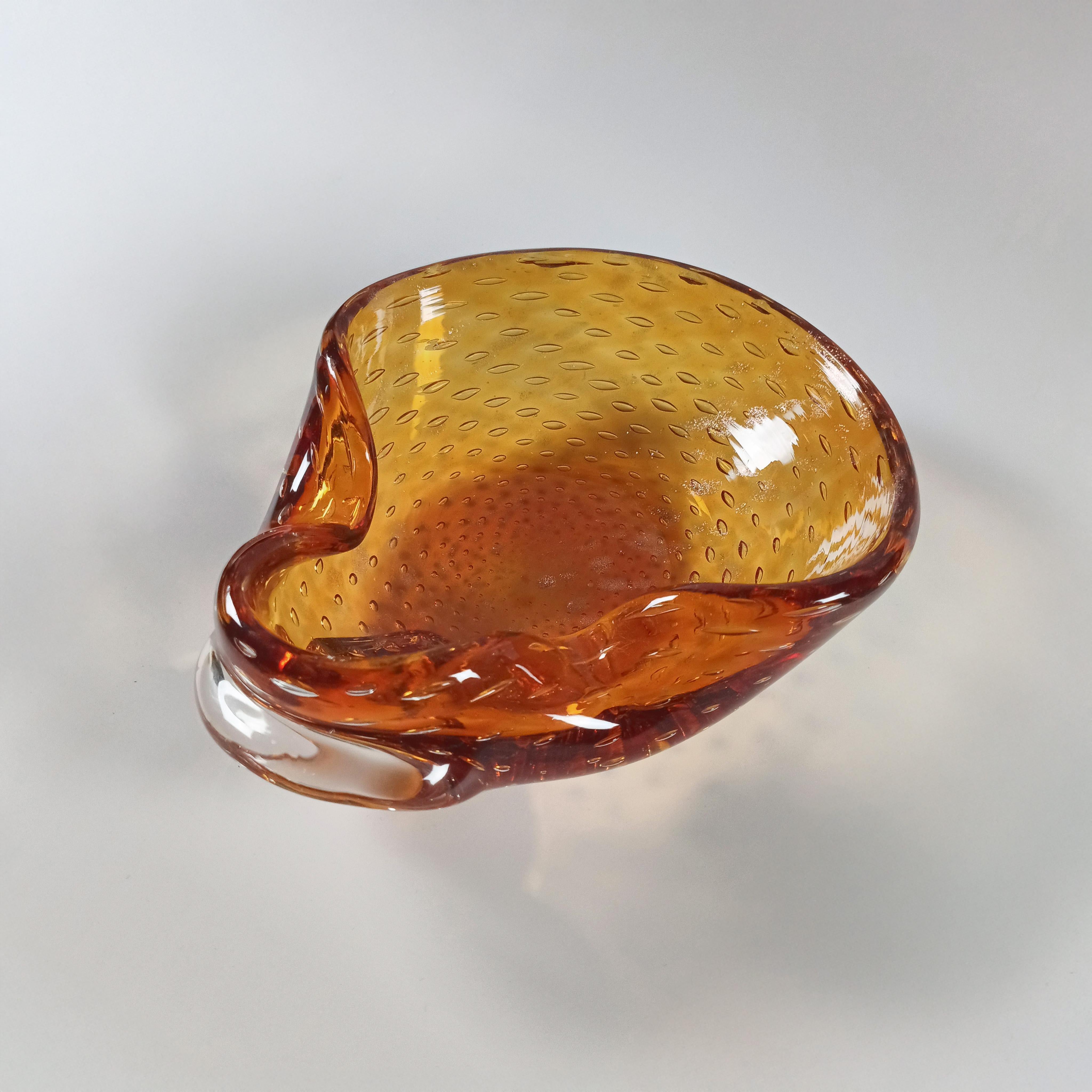 Bernsteinfarbene Murano-Glasschale mit Bullicante, Italien, 1960er Jahre (Moderne der Mitte des Jahrhunderts) im Angebot