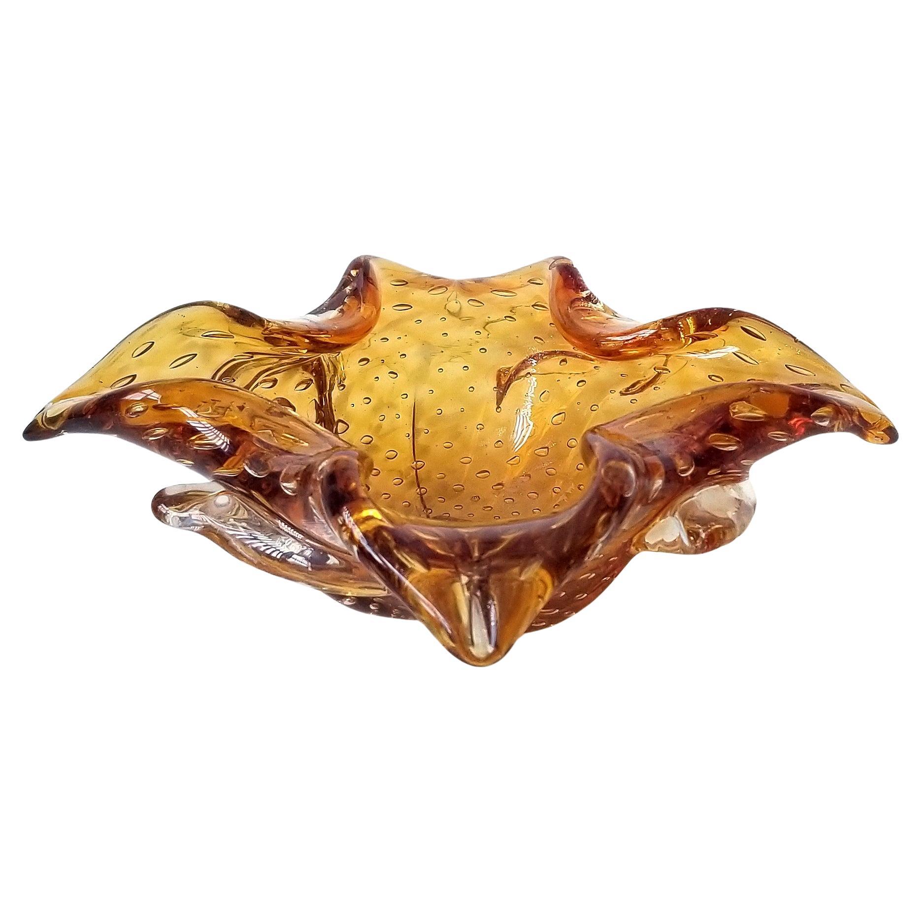 Vintage amber yellow and gold Murano glass decorative bowl, vide-poche or cigar ashtray. Venetian hand blown glass with controlled bubble design (bullicante), discreet gold aventurine and organic floral form. The organic shaped catchall has pinched