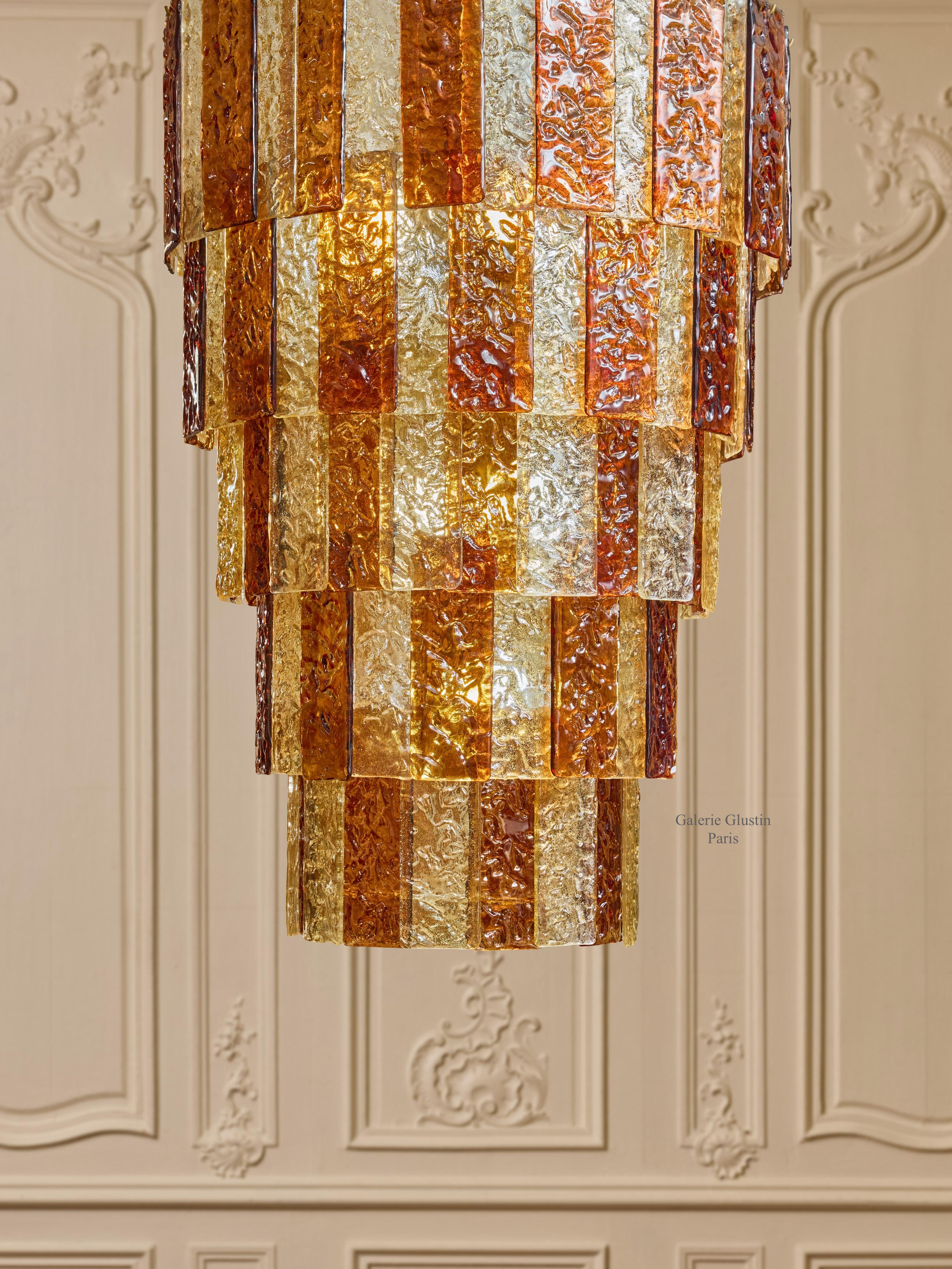 Kronleuchter aus Messing mit geschliffenen Murano-Glasplatten.
Gestaltung durch das Studio Glustin.
Italien, 2024.