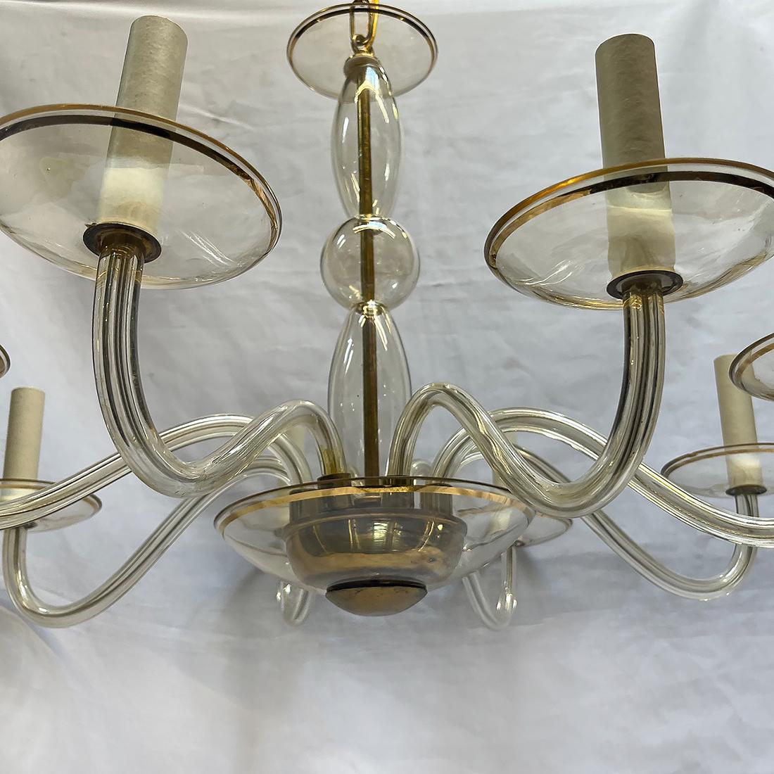 Lampadario in vetro di Murano italiano della fine degli anni '40 con 6 bracci e dettagli dorati.

Misure:
Caduta attuale: 22