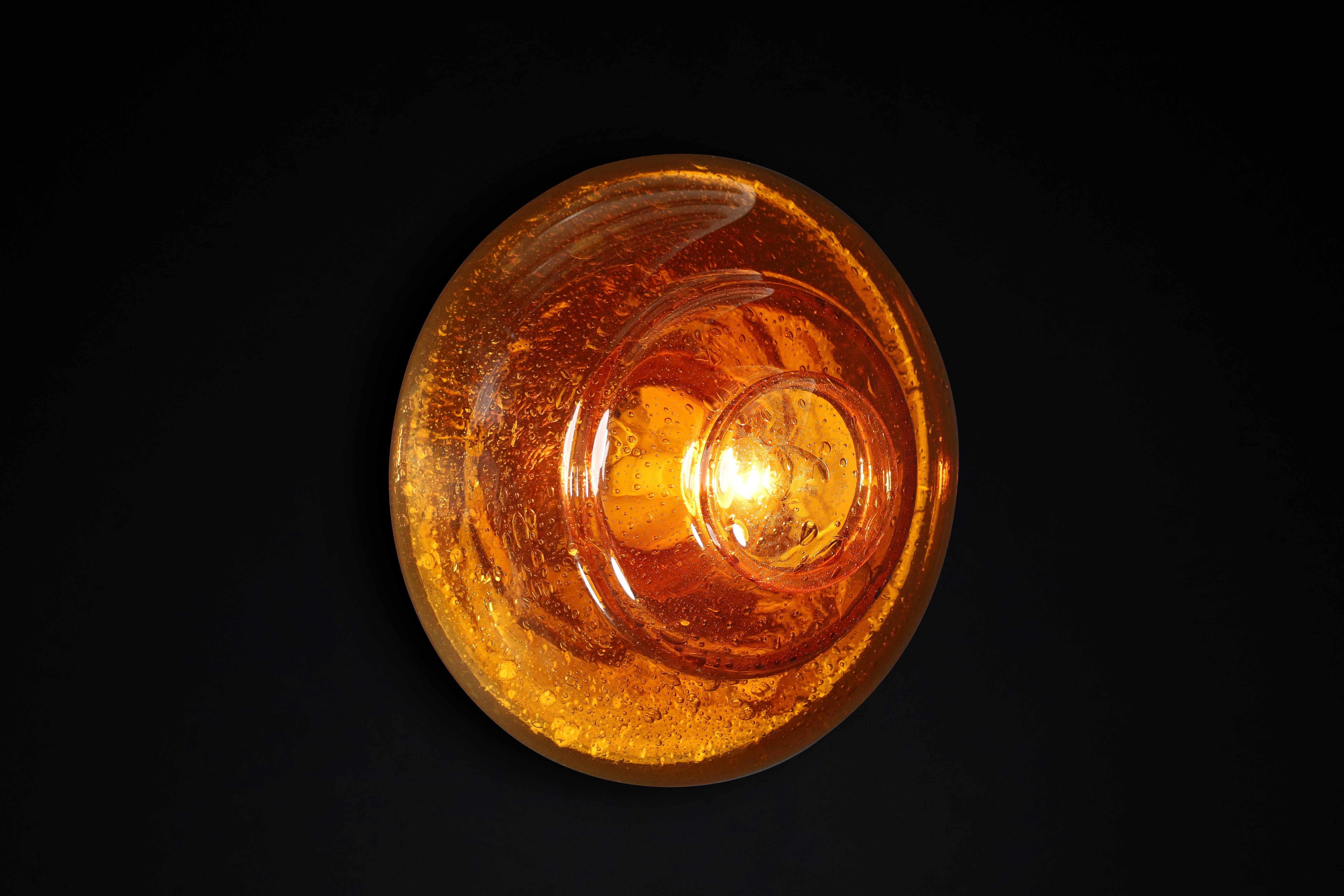 Empotrable o aplique de cristal de Murano ámbar, Italia, años 60 - Cristal Pulegoso soplado a mano, casquillo E27 (6 disponibles, precio por unidad)

Este auténtico aplique o empotrable de cristal de Murano ámbar, fabricado en Italia en la década de
