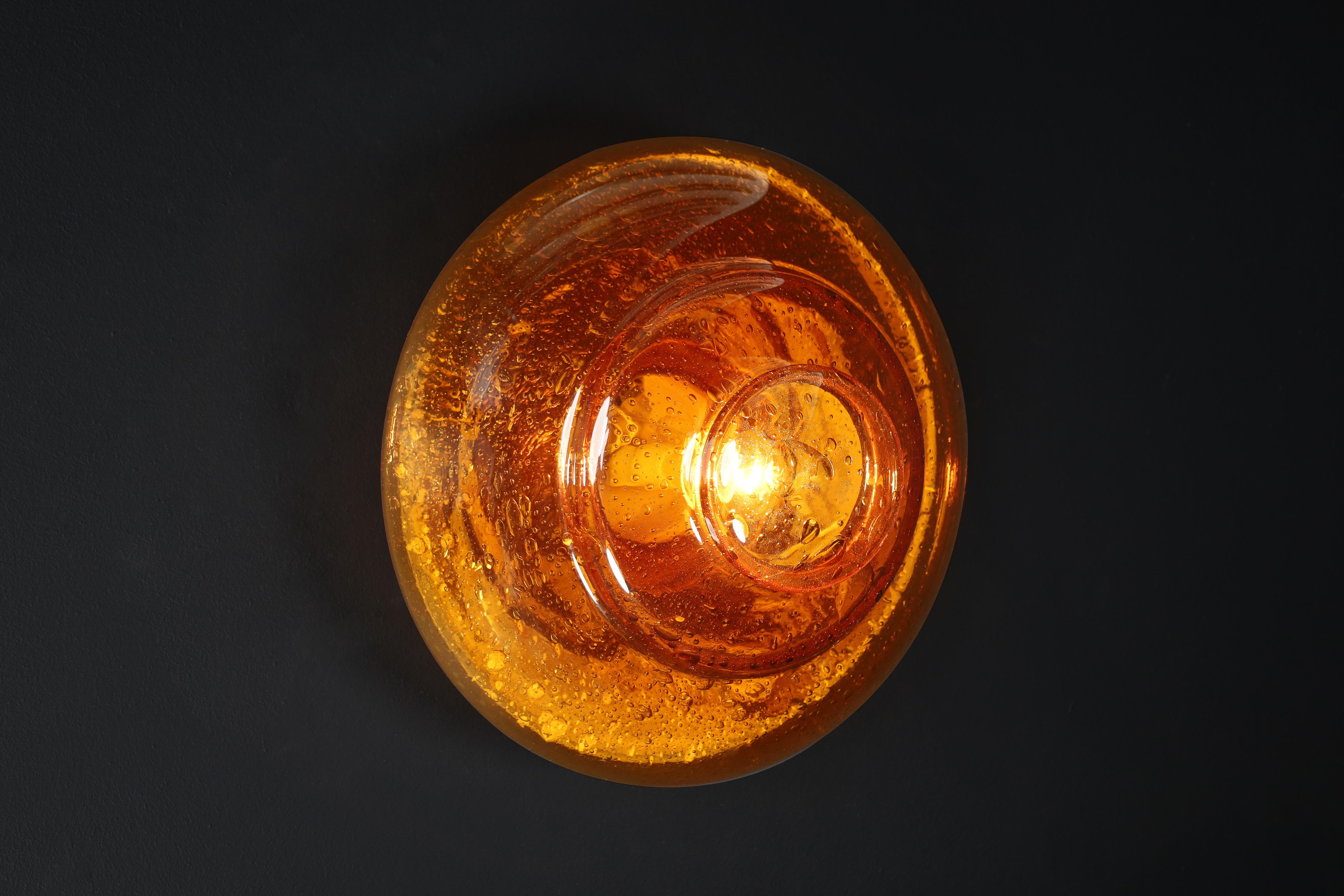 Empotrable o aplique de cristal de Murano ámbar, Italia, años 60 - Soplado a mano Moderno de mediados de siglo en venta