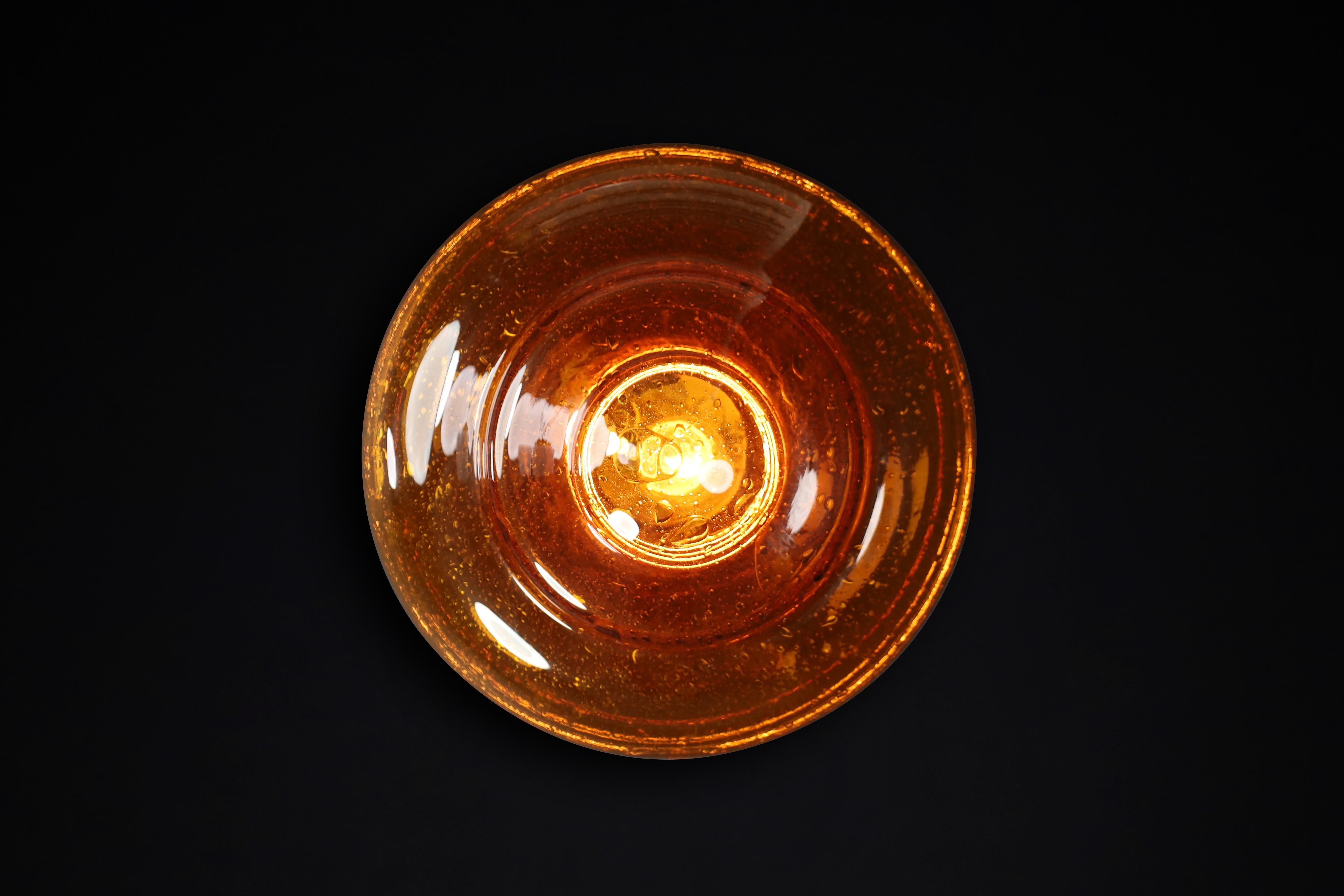 Empotrable o aplique de cristal de Murano ámbar, Italia, años 60 - Soplado a mano Italiano en venta