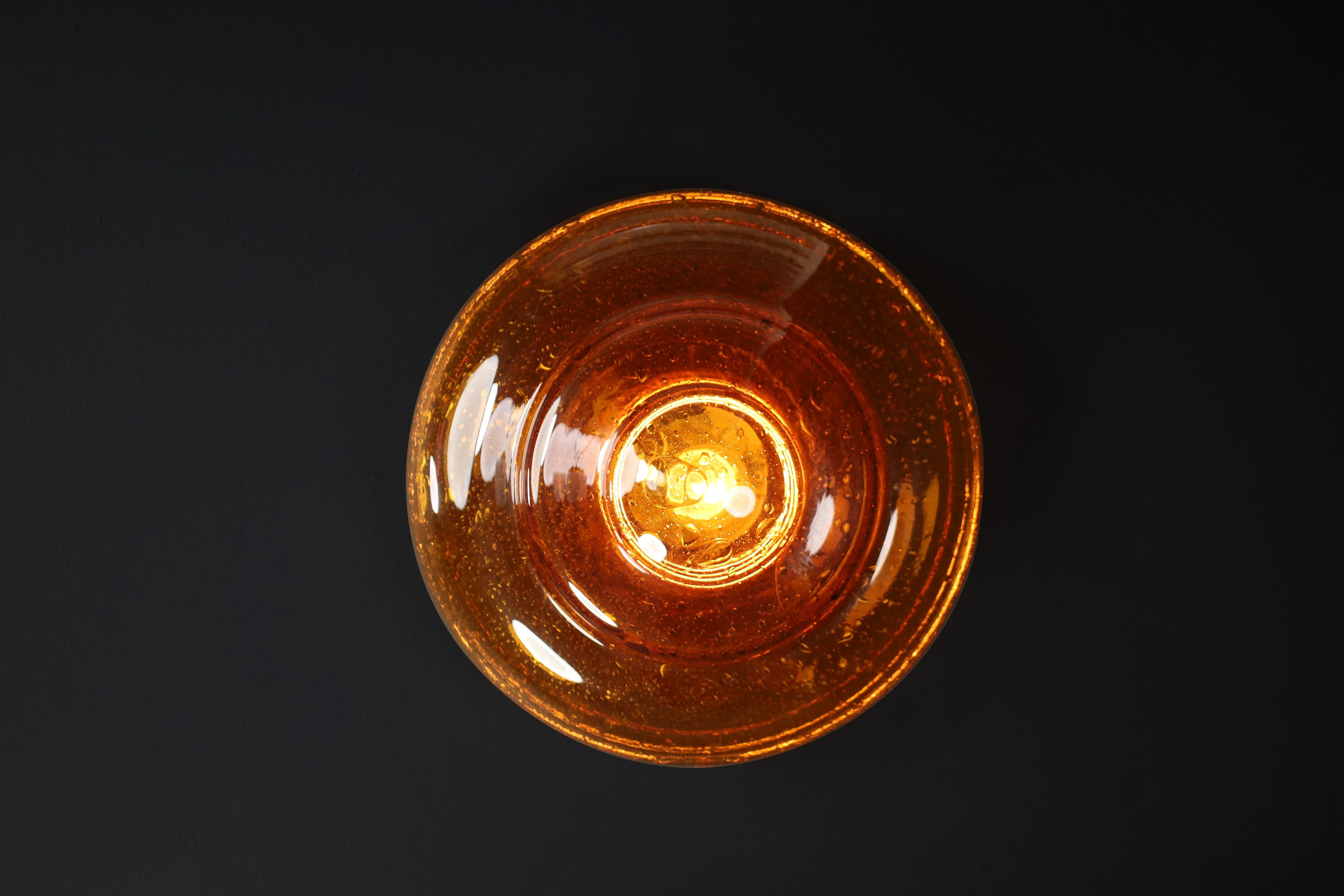 Empotrable o aplique de cristal de Murano ámbar, Italia, años 60 - Soplado a mano en Bueno estado para la venta en Almelo, NL