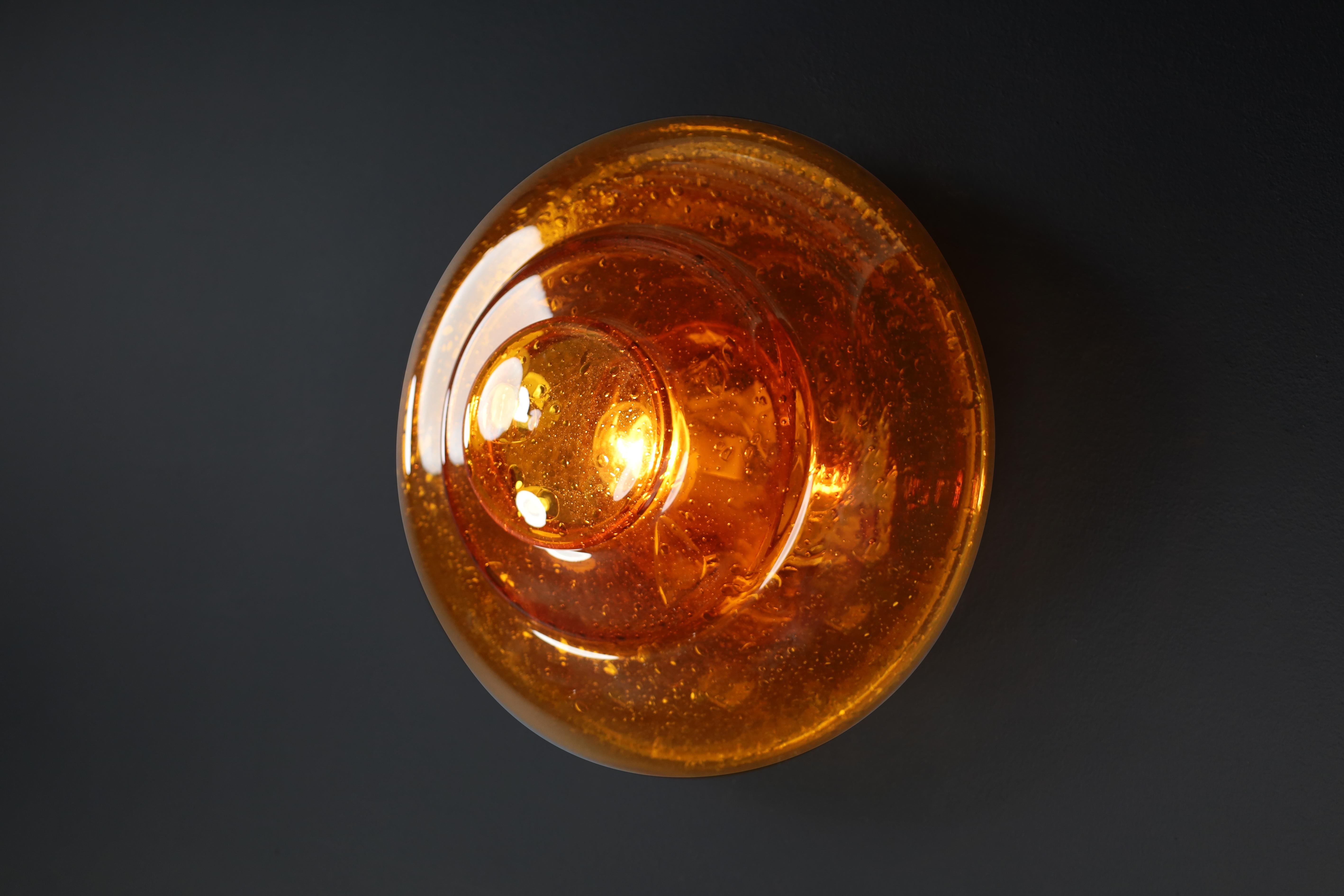 Empotrable o aplique de cristal de Murano ámbar, Italia, años 60 - Soplado a mano mediados del siglo XX en venta
