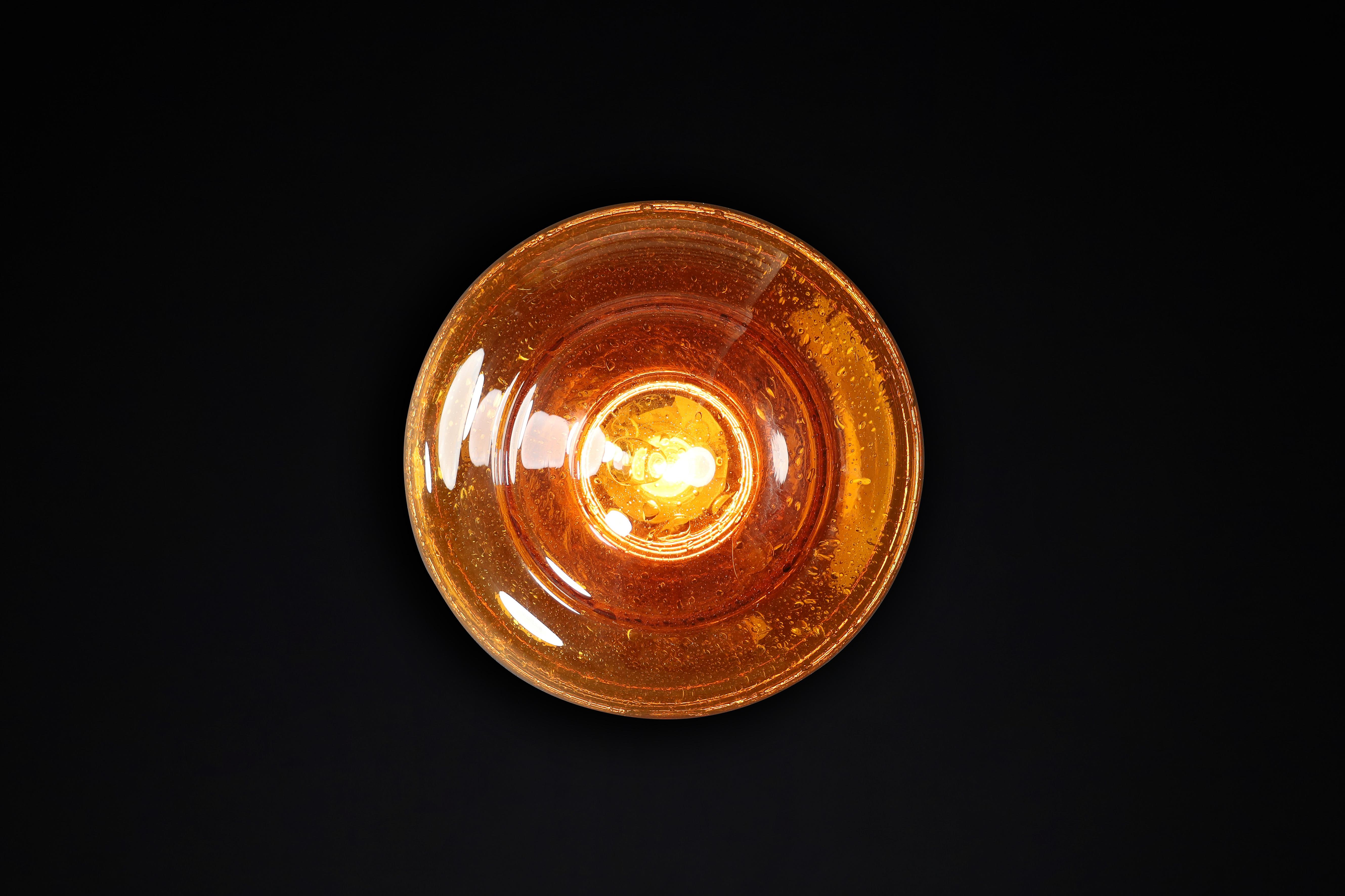 Empotrable o aplique de cristal de Murano ámbar, Italia, años 60 - Soplado a mano Metal en venta