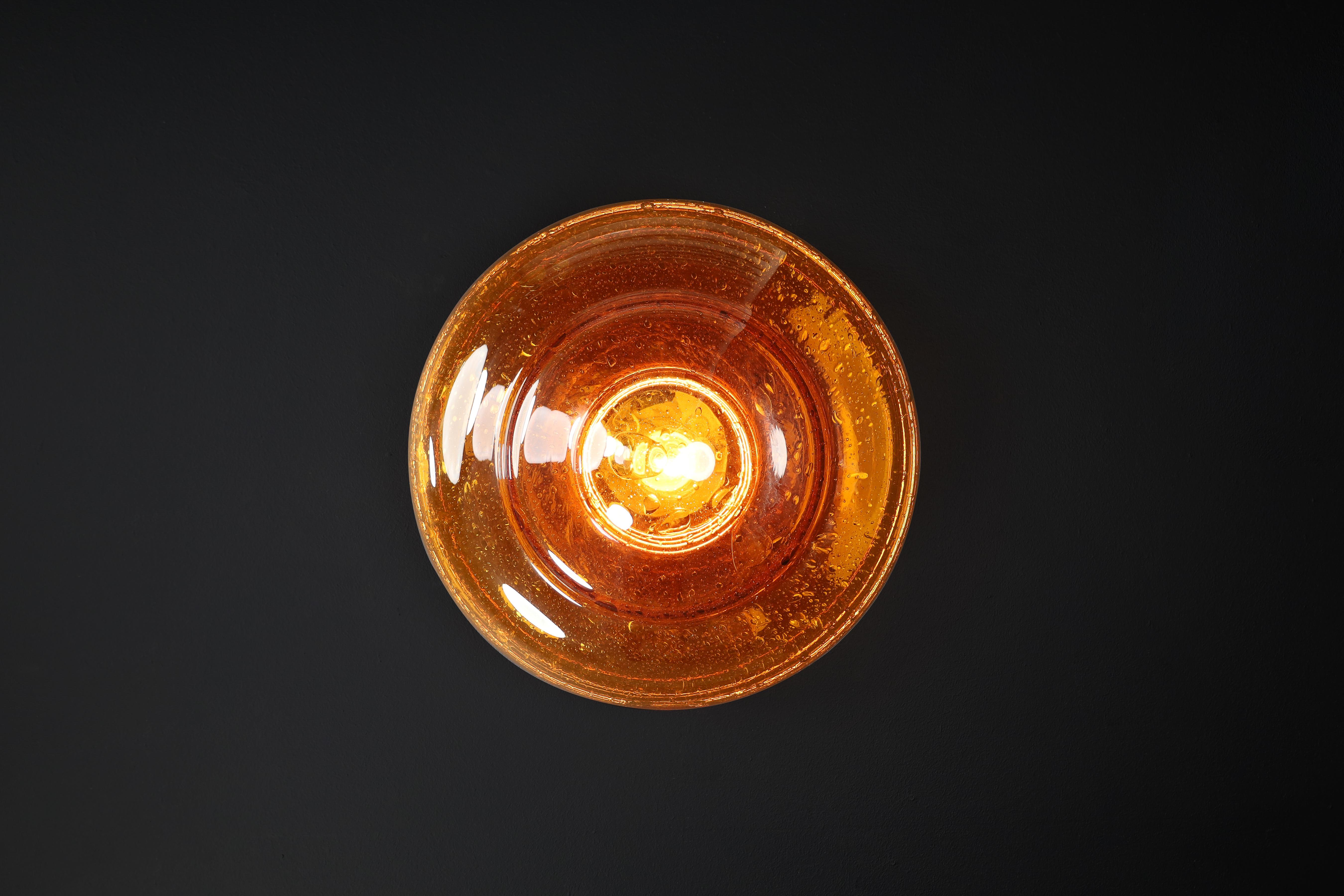 Empotrable o aplique de cristal de Murano ámbar, Italia, años 60 - Soplado a mano en venta 1