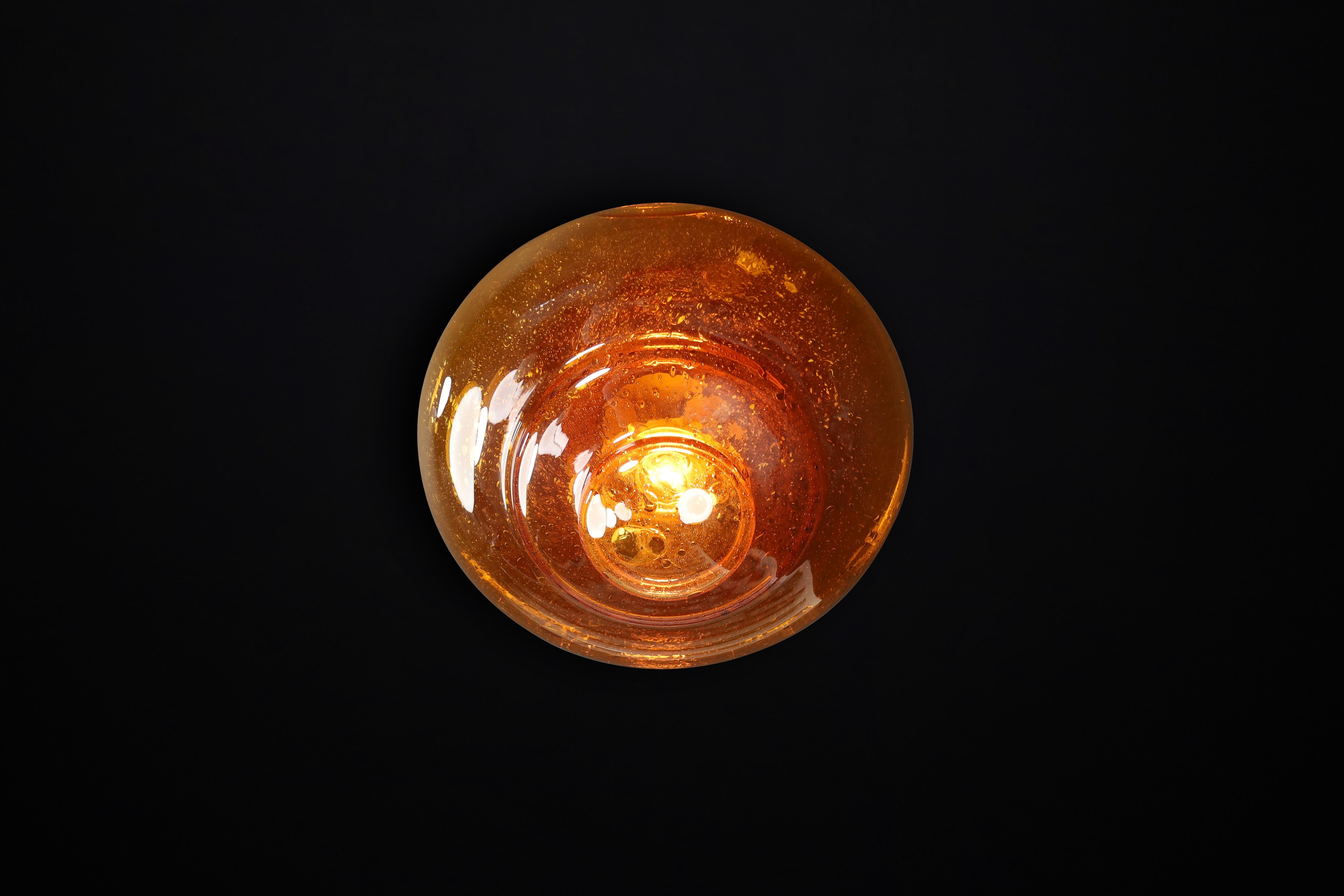 Empotrable o aplique de cristal de Murano ámbar, Italia, años 60 - Soplado a mano en venta 2