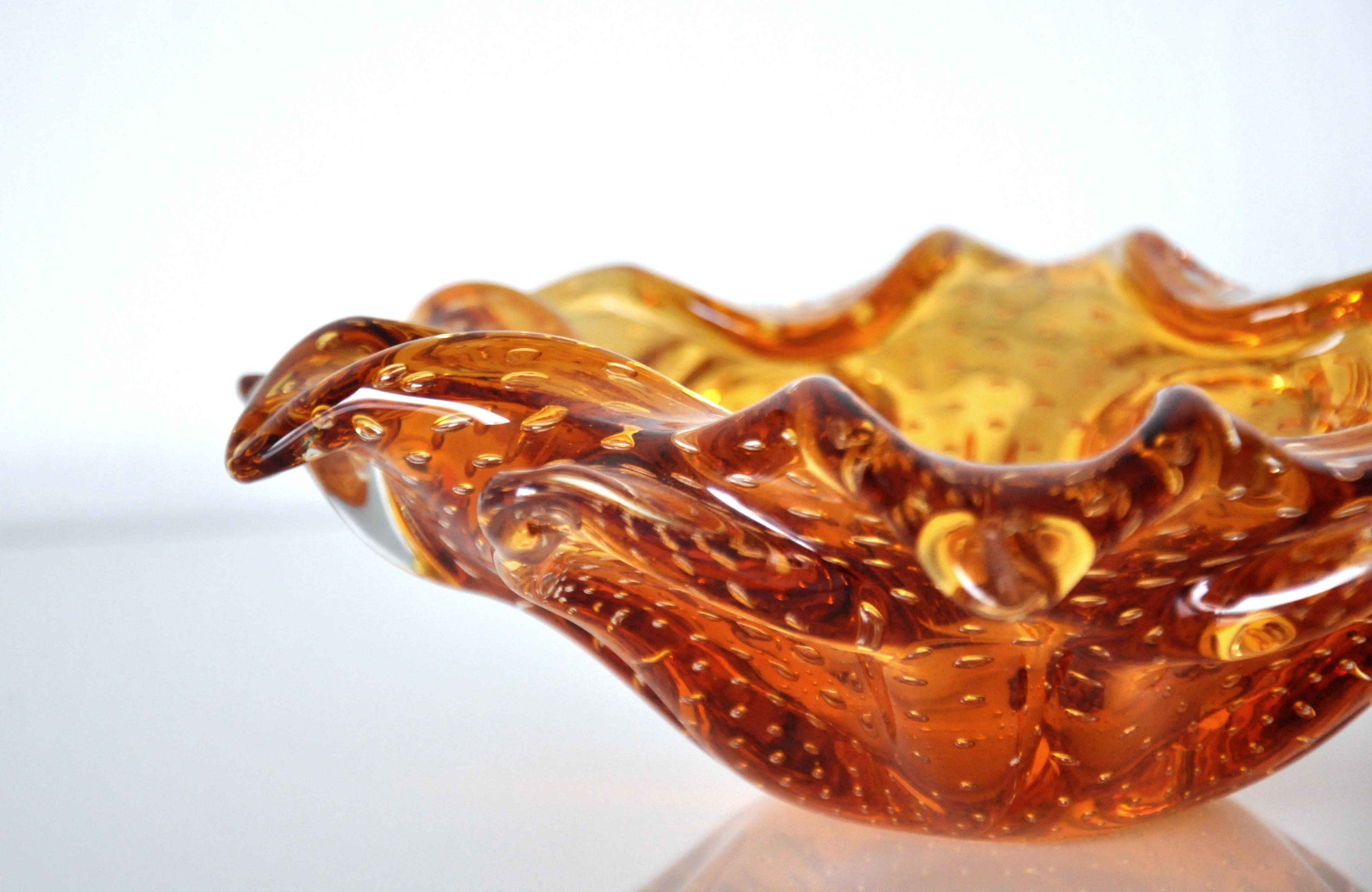 Vintage amber yellow Murano glass decorative bowl, vide-poche or cigar ashtray. Venetian hand blown glass with controlled bubble design and organic floral form. The tango or tiger lily flower shaped catchall has pinched rims and flared sides. The