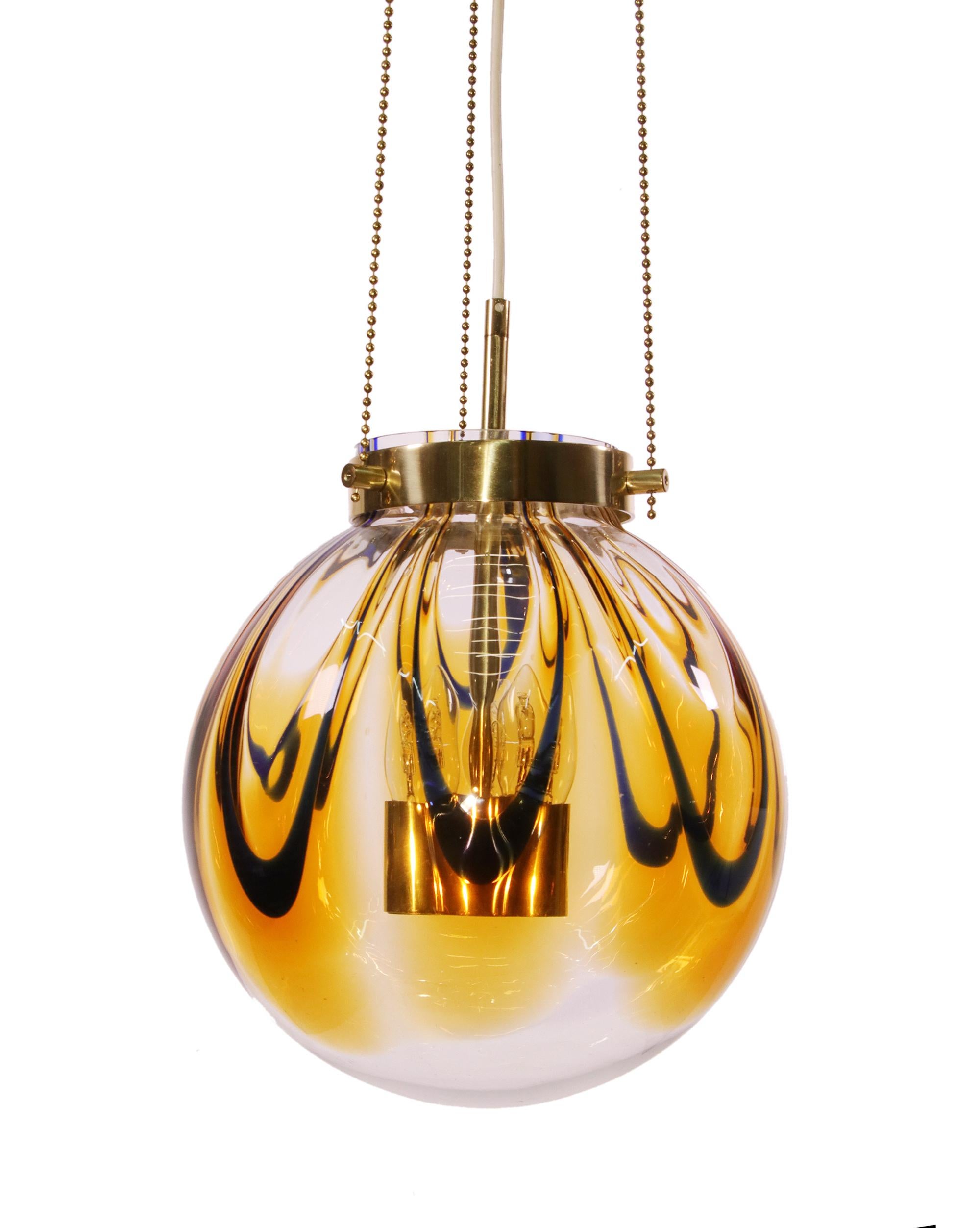 Mid-Century Modern Lampe à suspension Kaiser en verre de Murano ambré et laiton doré, Allemagne, 1960 en vente