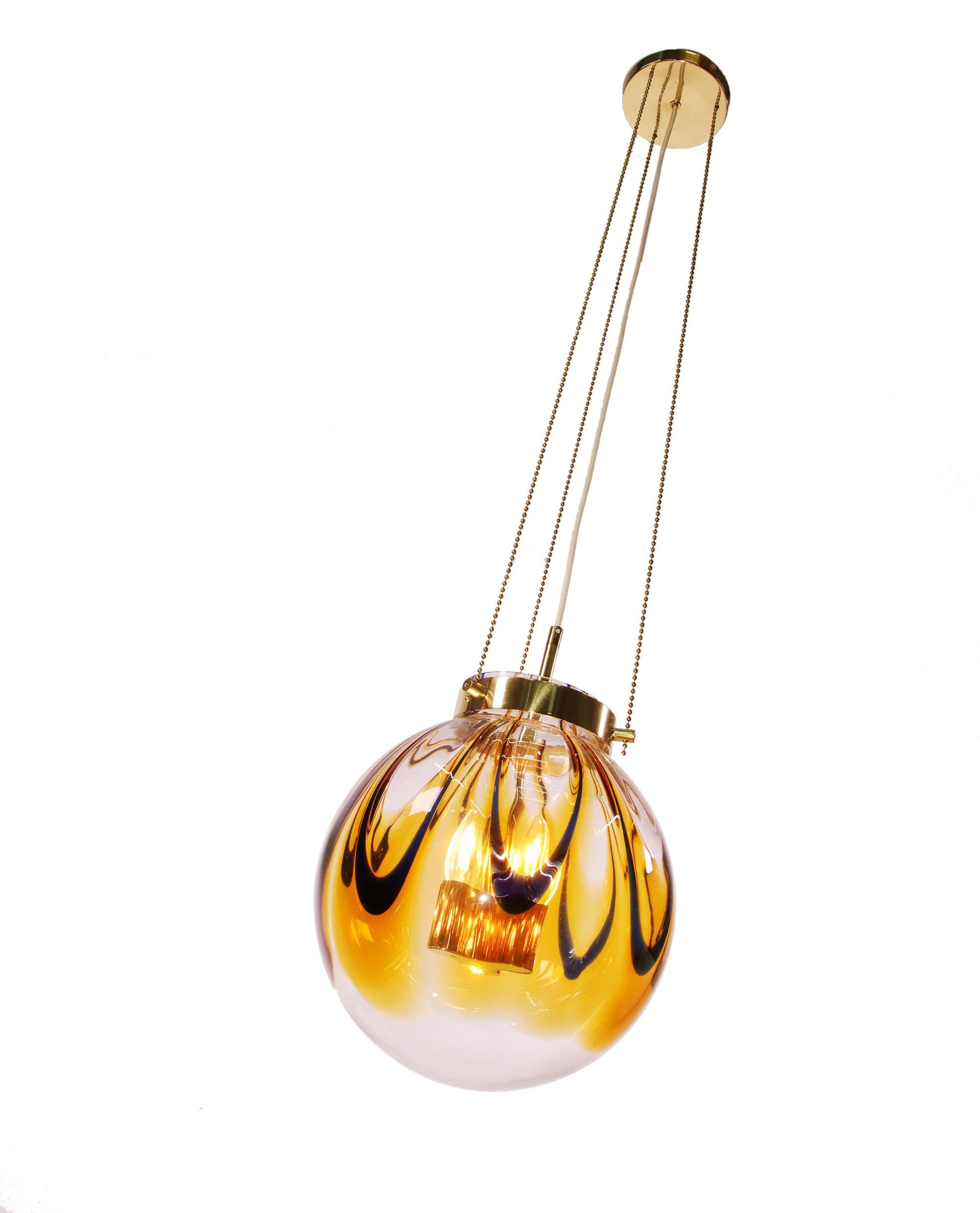 Allemand Lampe à suspension Kaiser en verre de Murano ambré et laiton doré, Allemagne, 1960 en vente