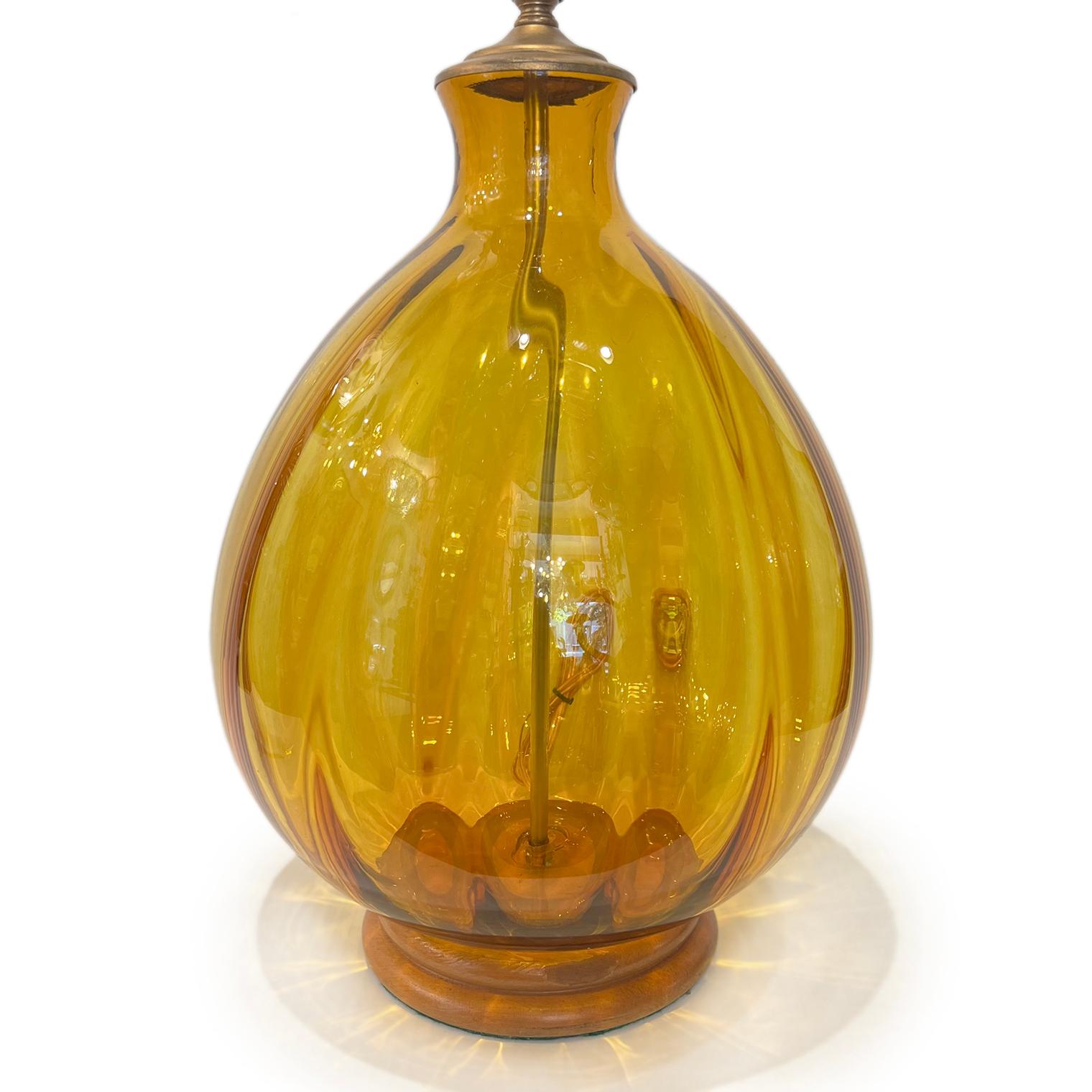 A single circa 1960s Italian amber glass table lamp.

Measurements:
Height of body: 15.75