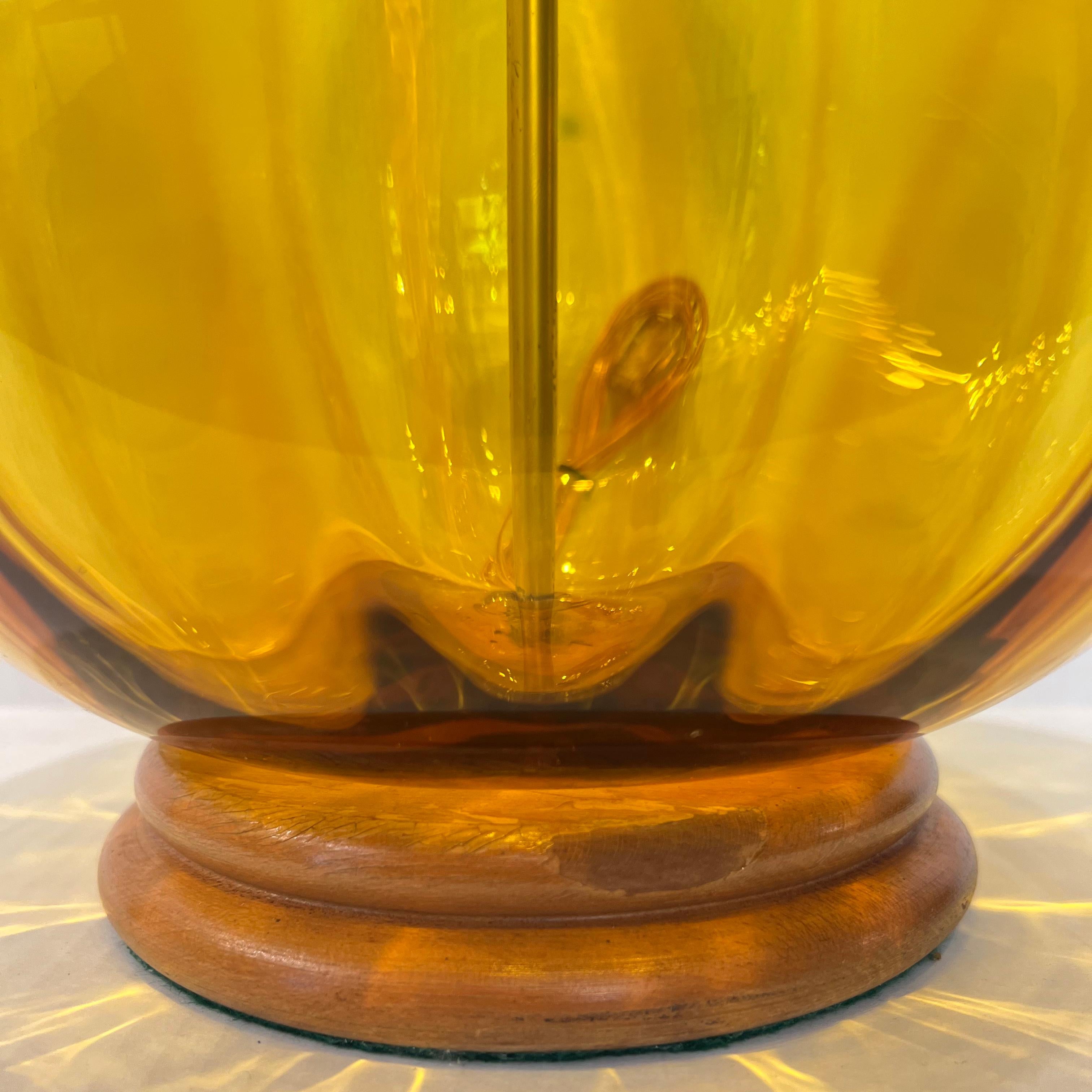 Milieu du XXe siècle Lampe de table en verre de Murano ambre en vente