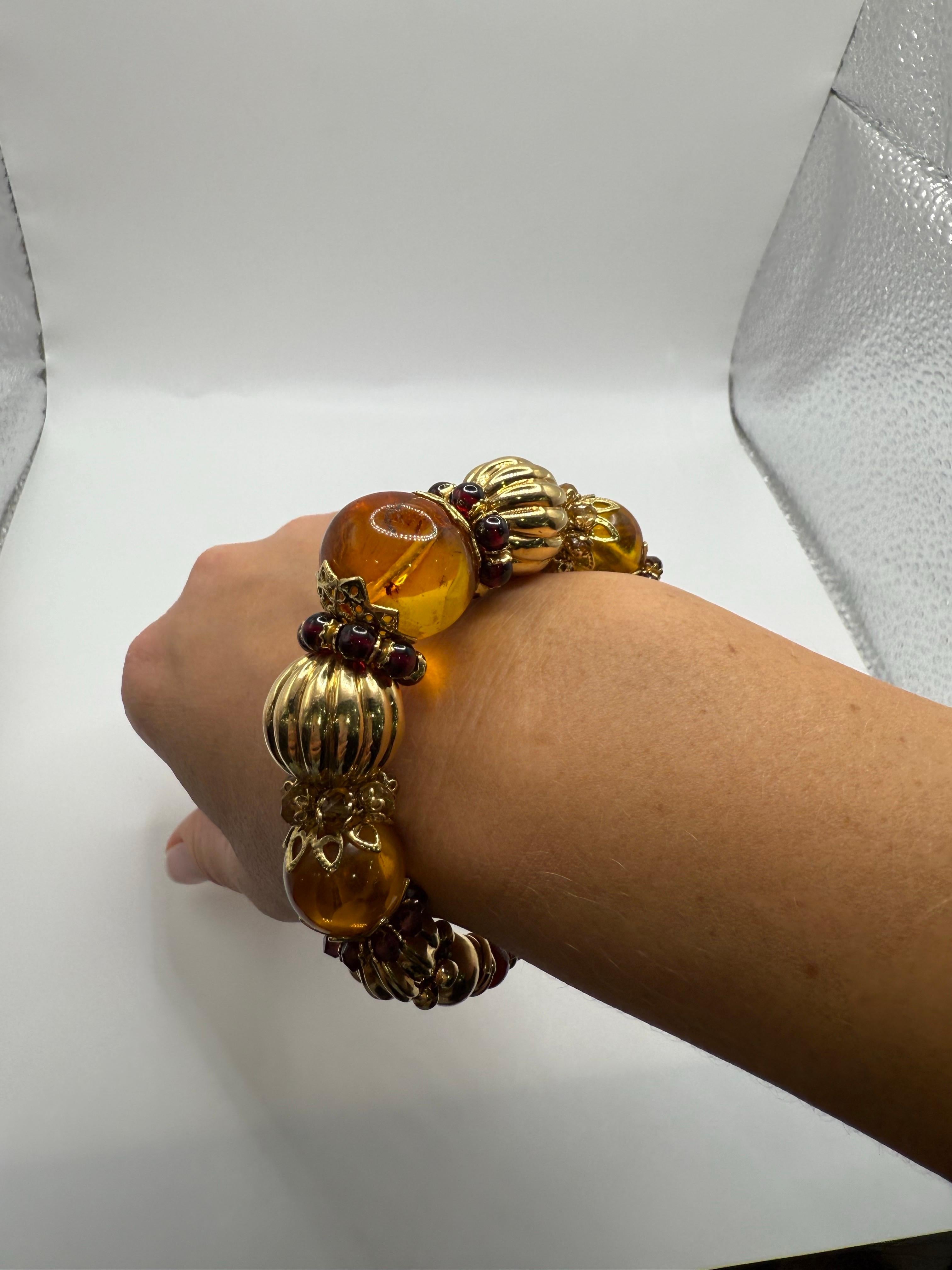 Collier vintage en ambre et grenat en or jaune 14KT. Le collier et le bracelet sont assortis et forment un ensemble.

**Tous les articles quittent nos locaux avec un certificat au nom de l'acheteur, politique de l'entreprise ! Cela garantit votre