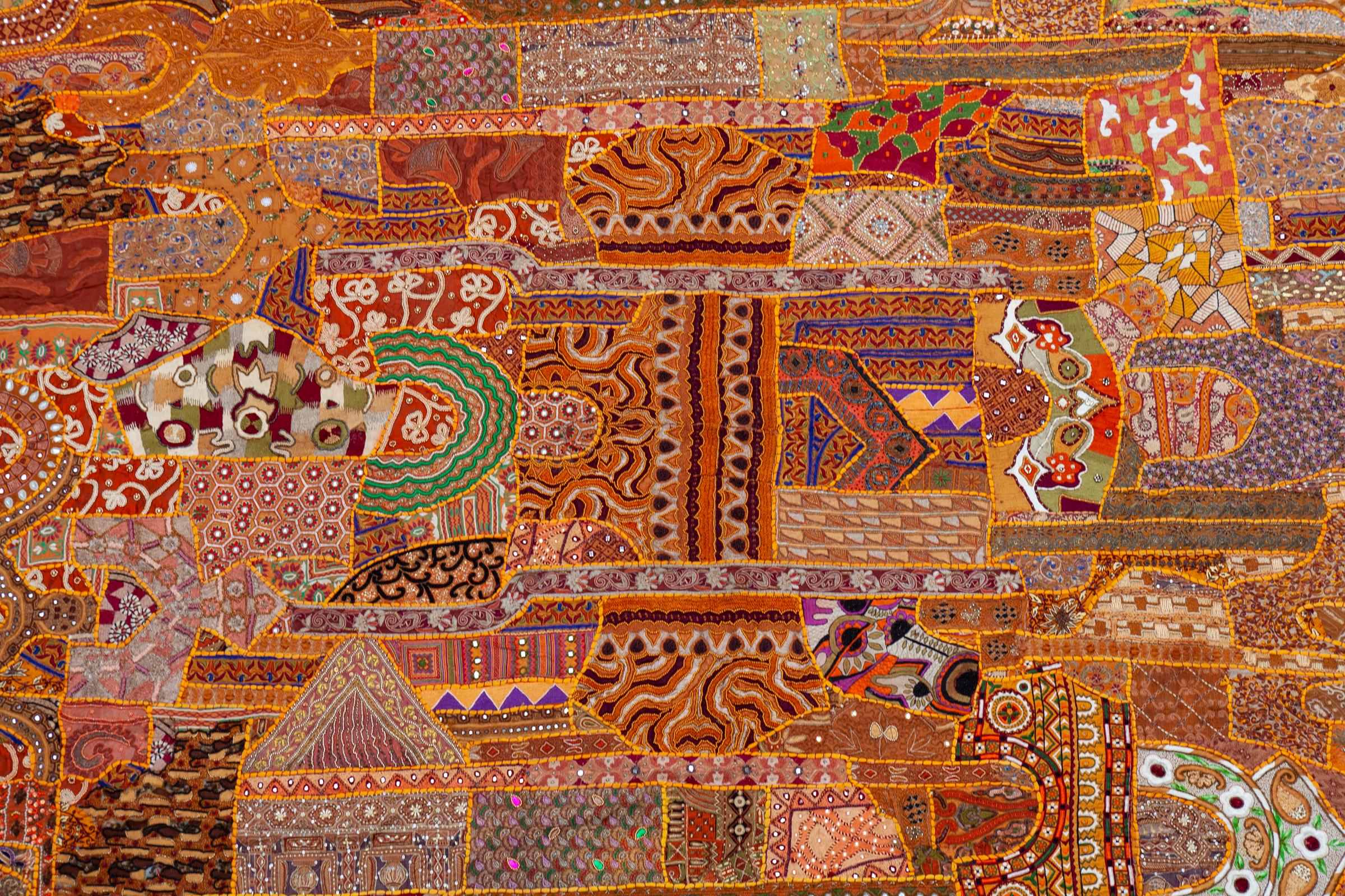 Marokkanischer Bernstein-Wandteppich mit Pailletten (Indisch) im Angebot