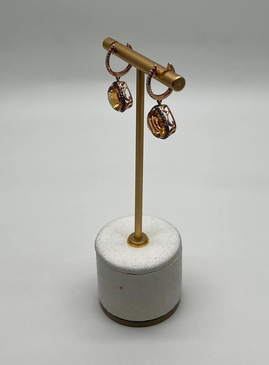 Taglio a goccia Orecchini a goccia in ambra arancione a forma di pera con diamanti champagne e aureola in oro 14 carati in vendita
