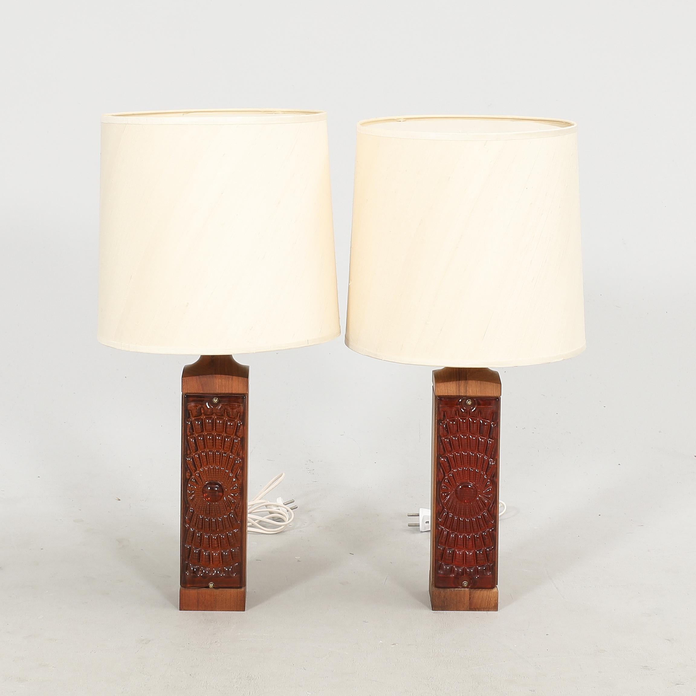 Anonymous Table lamp in amber red Cast Glass and Teak a Pair , Denmark, 1970s In Good Condition For Sale In Paris, FR