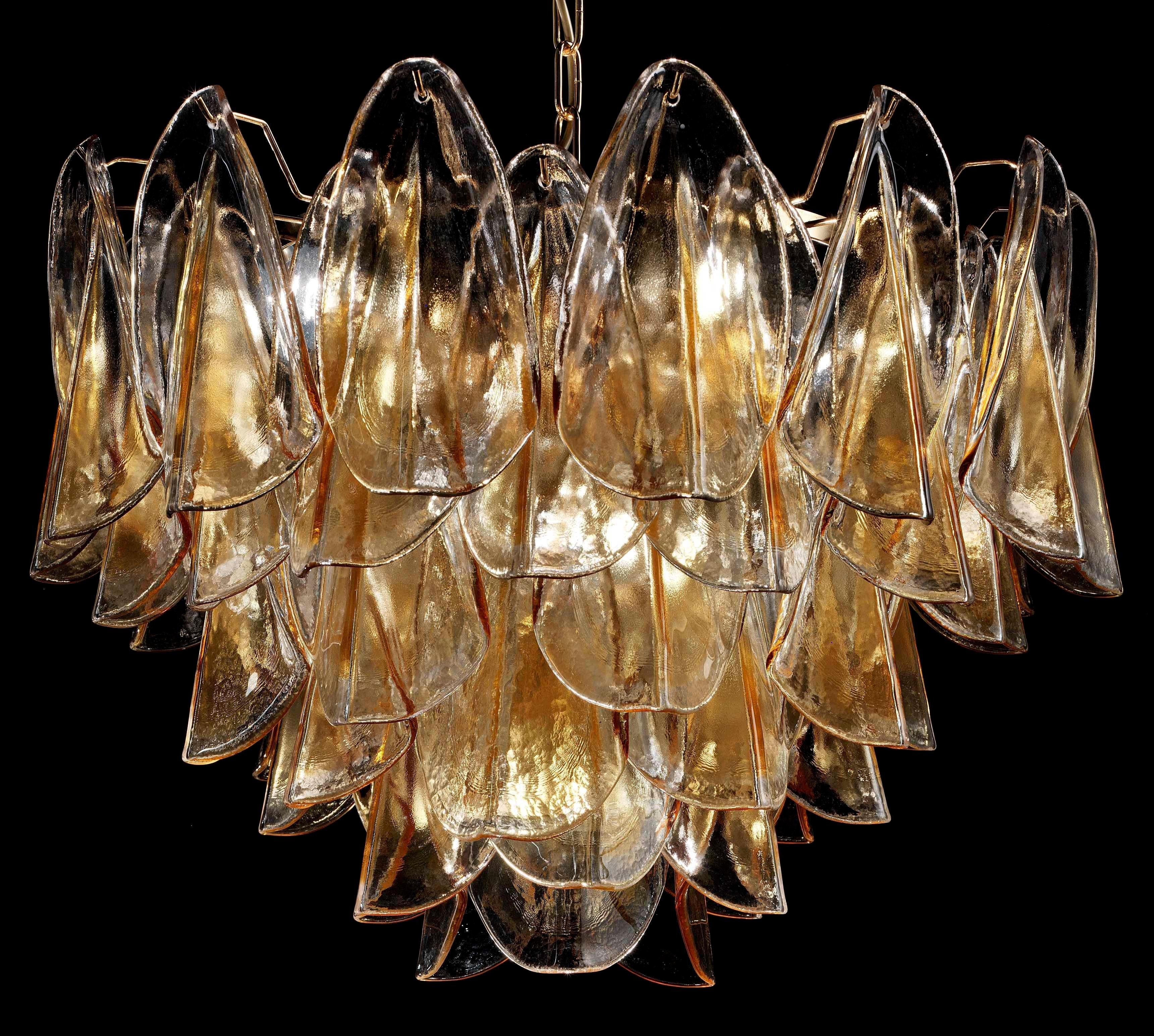 Lámpara de araña italiana con pétalos de cristal de Murano transparente y ámbar, montada sobre una estructura de metal con acabado en oro de 24 quilates / Diseñada por Fabio Bergomi para Fabio Ltd, inspirada en Vistosi / Fabricada en Italia
7 luces