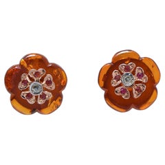 Ambre, rubis, diamants, boucles d'oreilles en or rose et en argent.