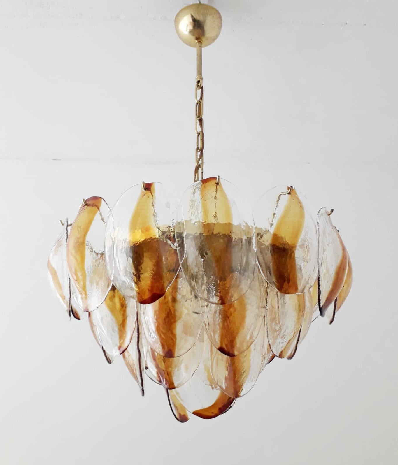 Original lámpara de araña italiana con capas de cristales de Murano en forma de concha de ámbar y transparentes montada sobre marco de latón por La Murrina / Made in Italy circa 1960s
Marca original en las gafas
Medidas: diámetro 20,5 pulgadas,