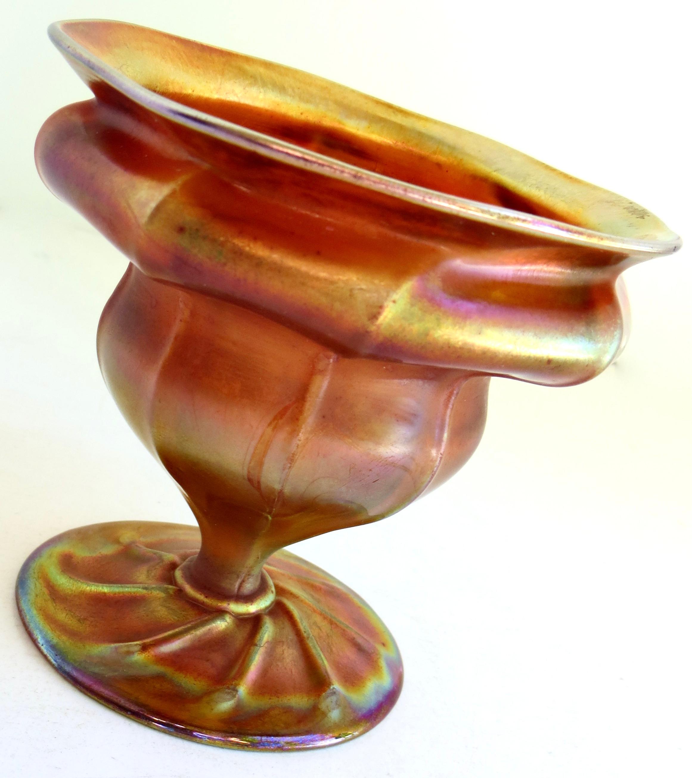 Compote de sorbet en verre d'art favrile de couleur ambre fabriquée par les Studios Tiffany, vers 1905 ; signée 