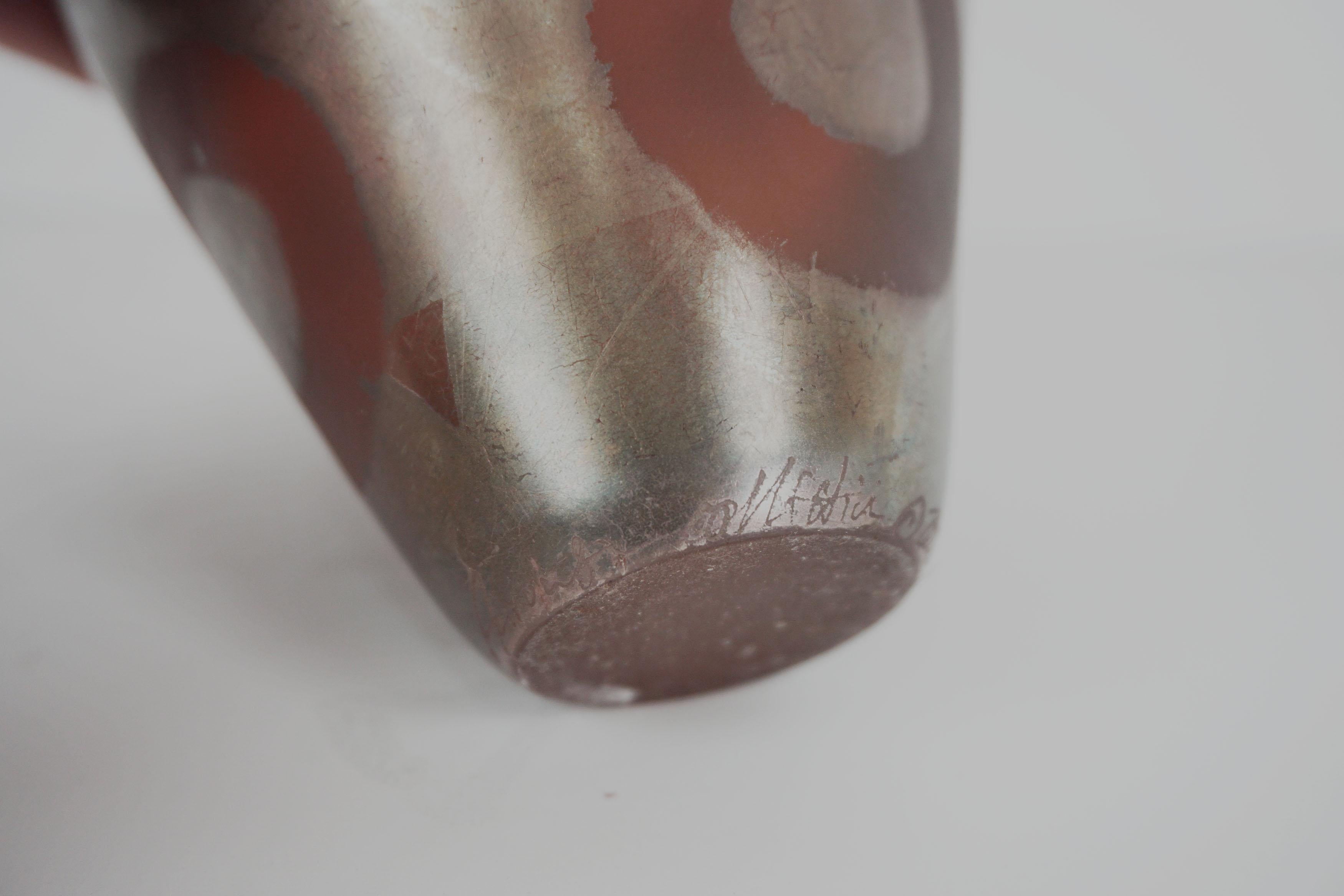 Vase aus Amber Studio-Kunstglas mit patinierter Oberfläche und Kreisen von Aaron Adamson (21. Jahrhundert und zeitgenössisch) im Angebot