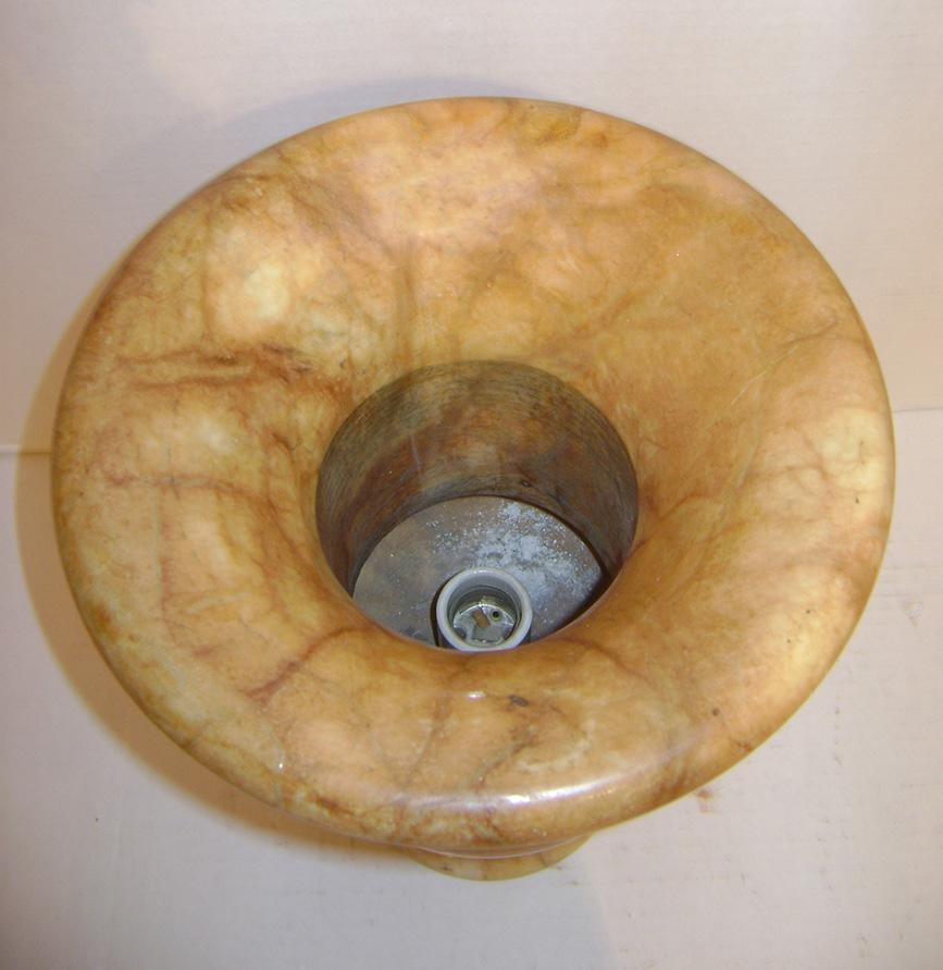 Amber Tone Alabaster Urn Lamp In Good Condition For Sale In New York, NY