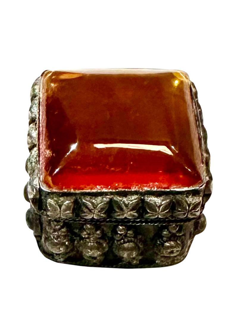 Boîte indienne en métal magnifiquement décorée avec une pierre d'ambre sur le dessus. Années 1920 ou plus tôt Il y avait autrefois un tissu à l'intérieur mais il s'est désintégré vous pouvez le voir, toutes les fibres sur le pad.