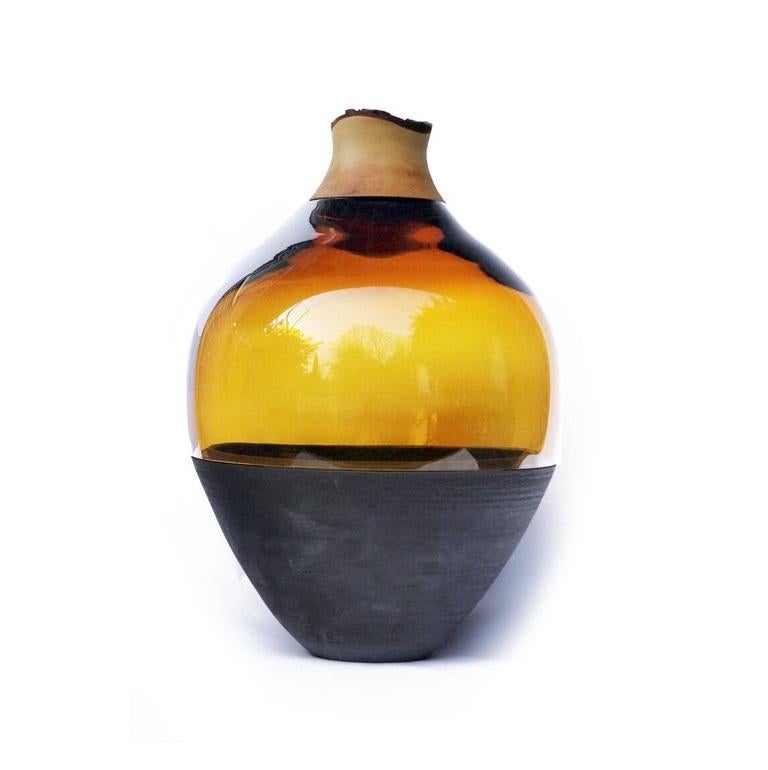 Vaso impilatore TSV4 color ambra, Pia Wüstenberg
Dimensioni: D. 34 x H. 57
Materiali: vetro, legno, ceramica
Disponibile in altri colori.

Realizzato a mano in Europa: vetro soffiato a mano (Repubblica Ceca), ceramica (fatta a mano in Scozia),