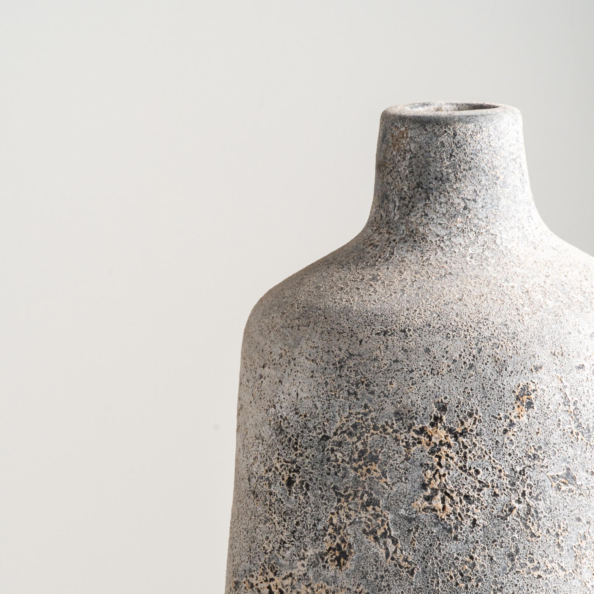 Le vase Eleg, avec sa courbe simple mais distinctive, ajoute une élégance subtile aux vignettes. Fabriqué à la main en terre cuite, il présente une finition à la fois douce et brutaliste, dégageant un charme rustique. Sa forme particulière,