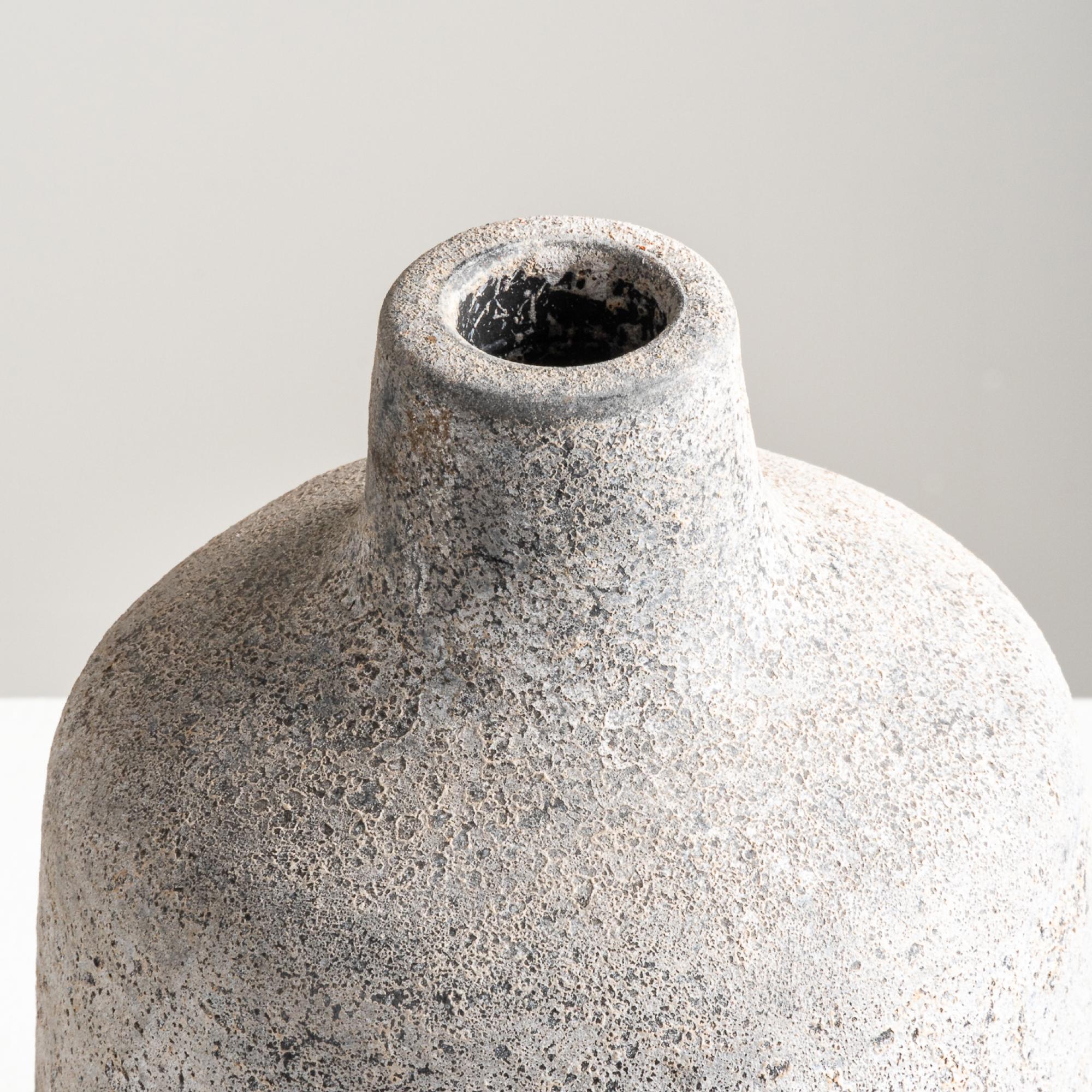 Fait main Vase ambré fait main en terre cuite grise en vente