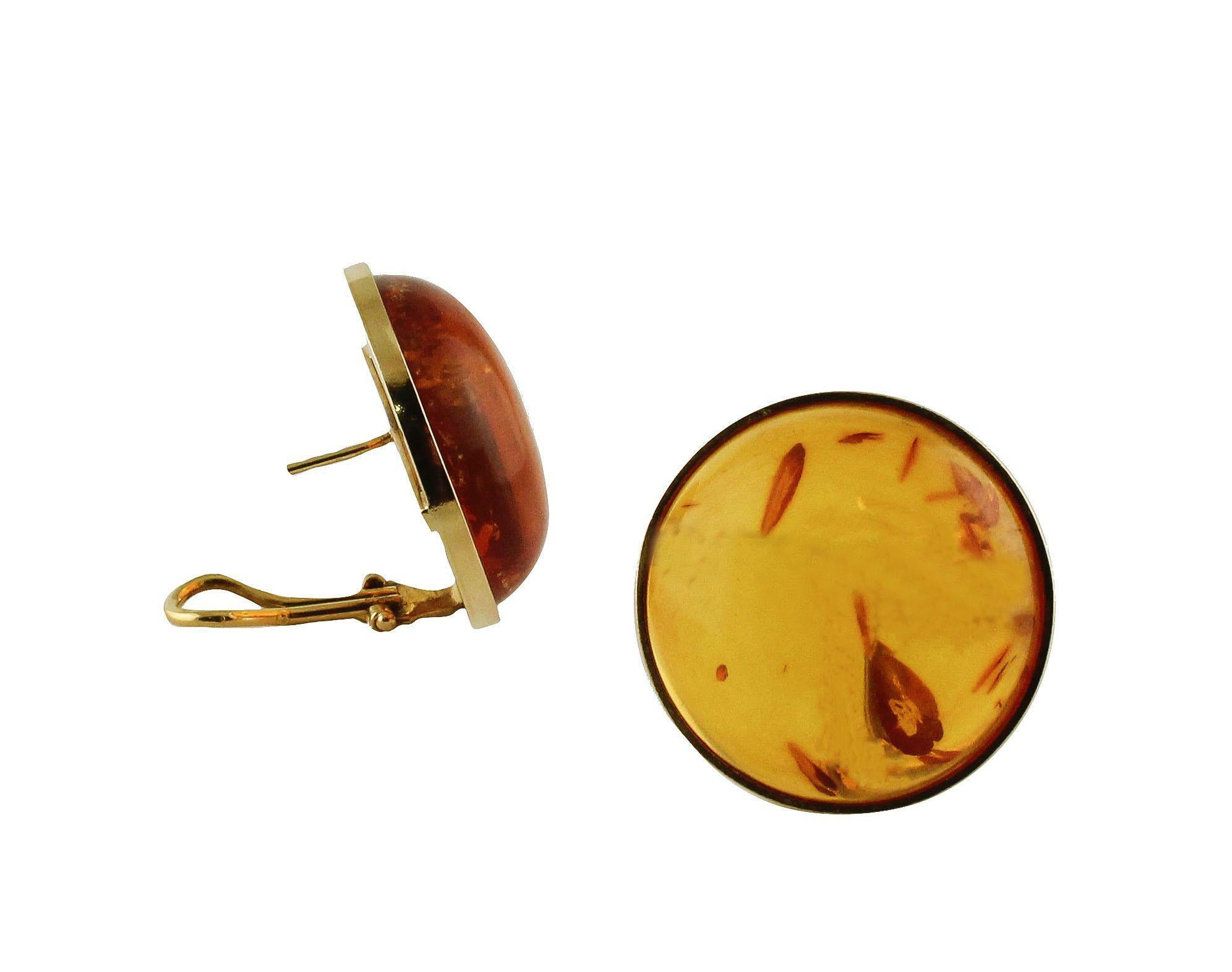 SHIPPING POLICY: 
No additional costs will be added to this order. 
Shipping costs will be totally covered by the seller (customs duties included).

Beautiful earrings in 18k yellow gold, with fabulous amber (2.7 diameter), with its natural