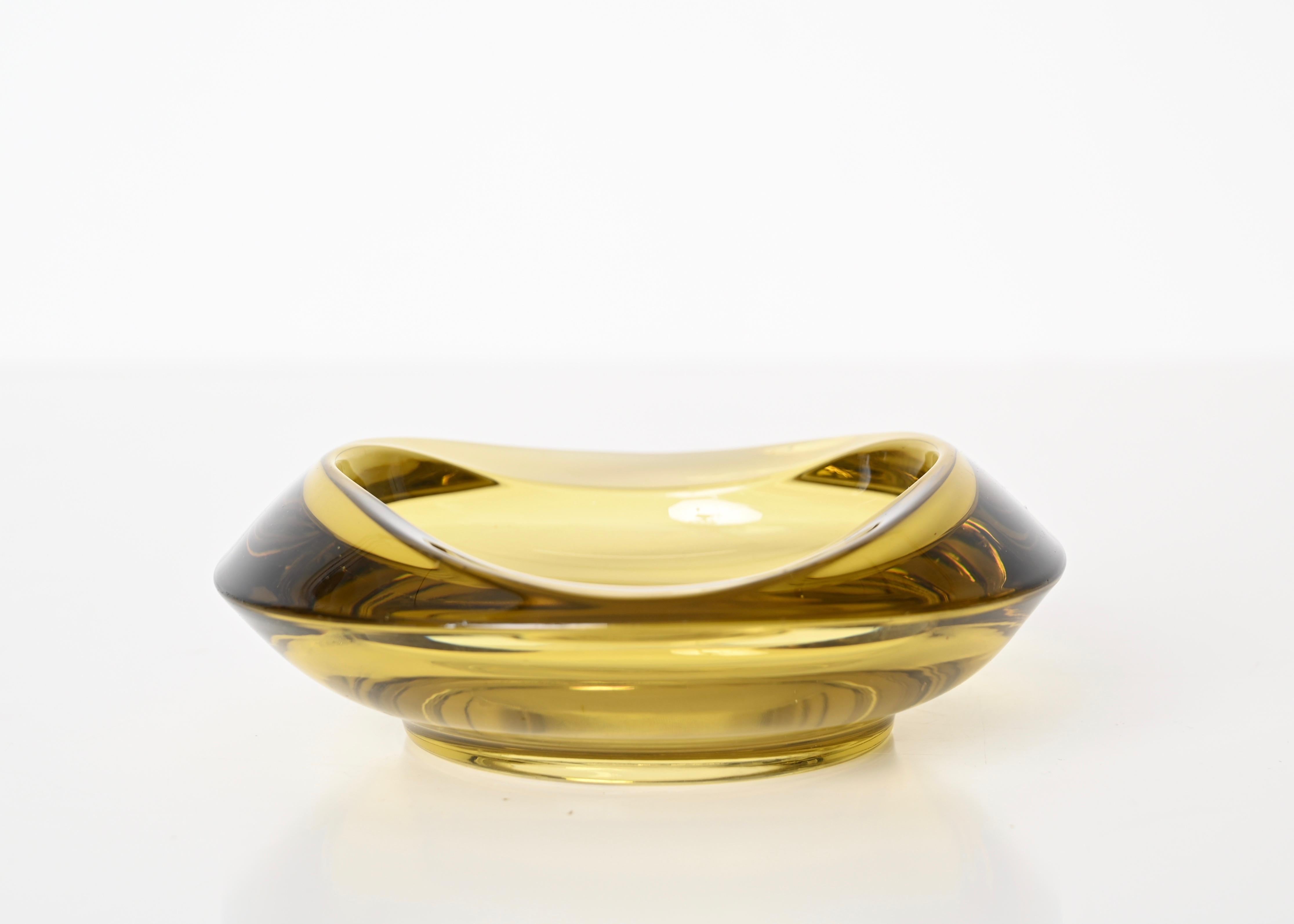 Verre Bol ou cendrier Sommerso en verre de Murano jaune ambré, Italie, Flavio Poli 1960 en vente