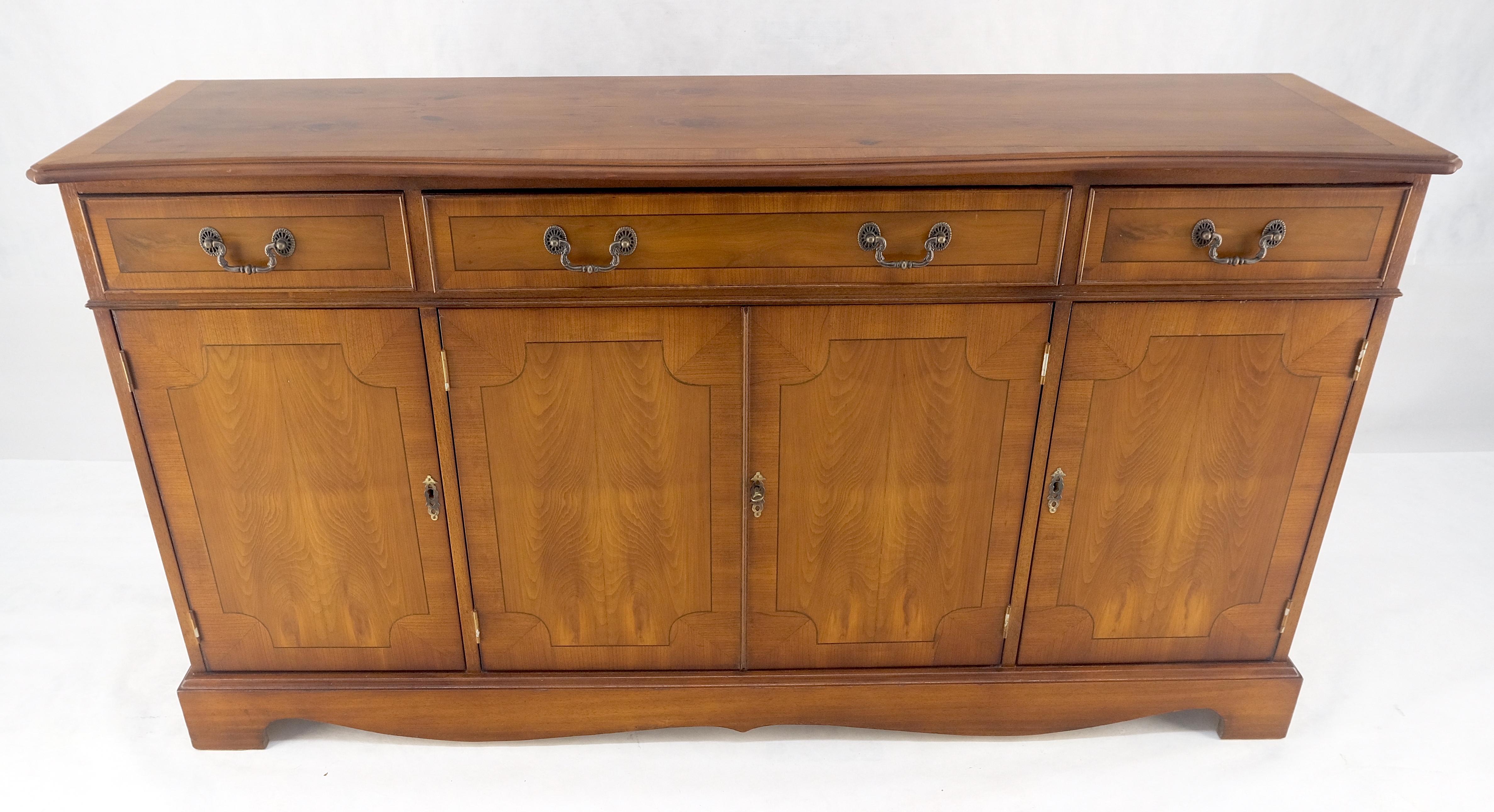 Laccato Credenza in legno di tasso ambrato a 4 cassetti con ante a scomparti c1979s Feder MINT in vendita