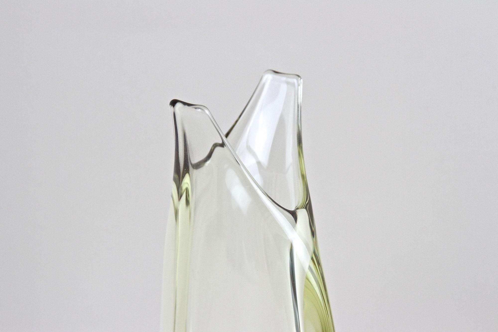 Vase aus bernsteinfarbenem/ braunem Murano-Glas, Mitte des Jahrhunderts, Italien ca. 1960/70 (Moderne der Mitte des Jahrhunderts) im Angebot