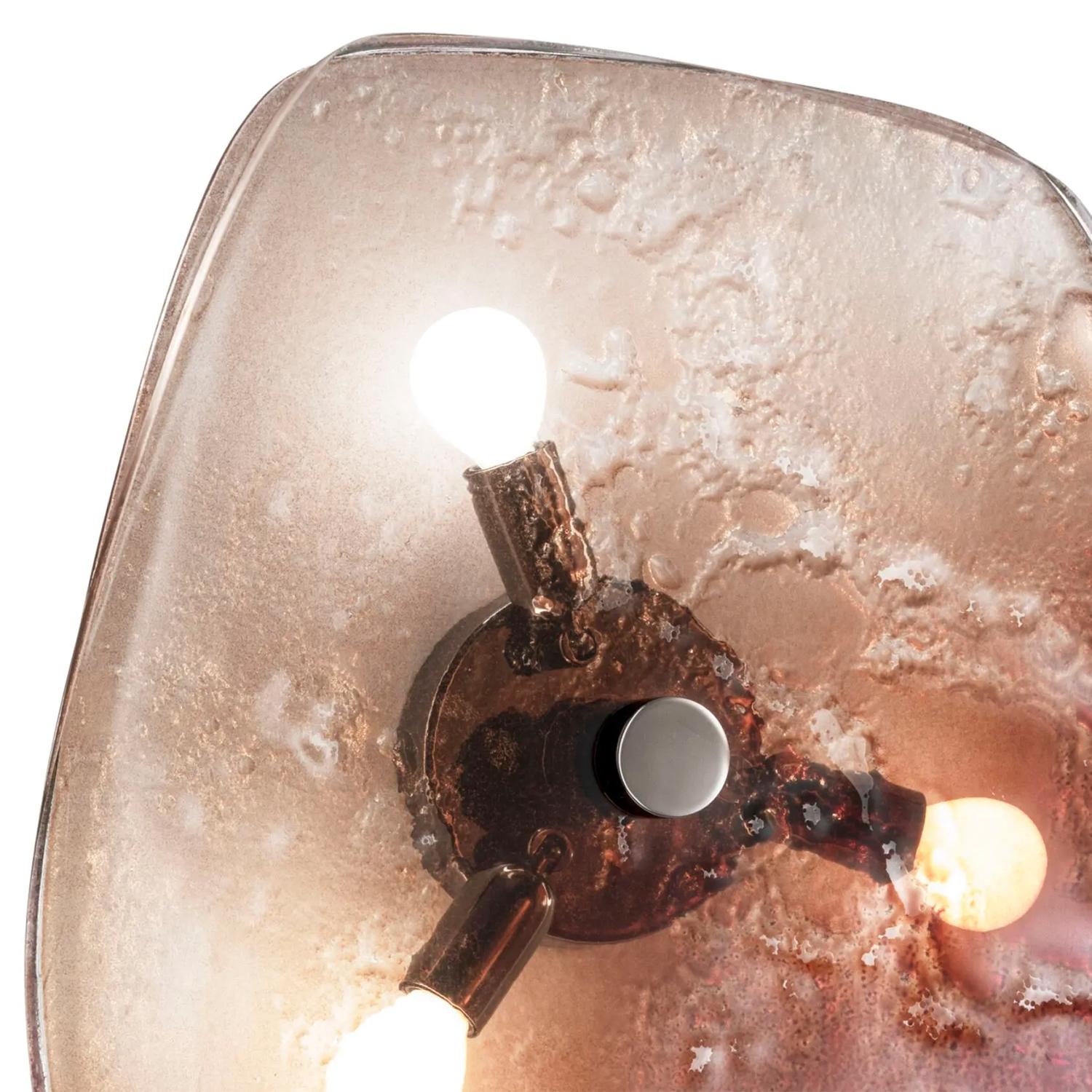 Wall Lamp Medium Ambiant with baked glass shade with irregular
edges, glass in two layers with a gradient from bronze to transparent
with partial back silvering. Hanging structure in iron in polished nickel
galvanized finish. 3 bulbs, lamp holder