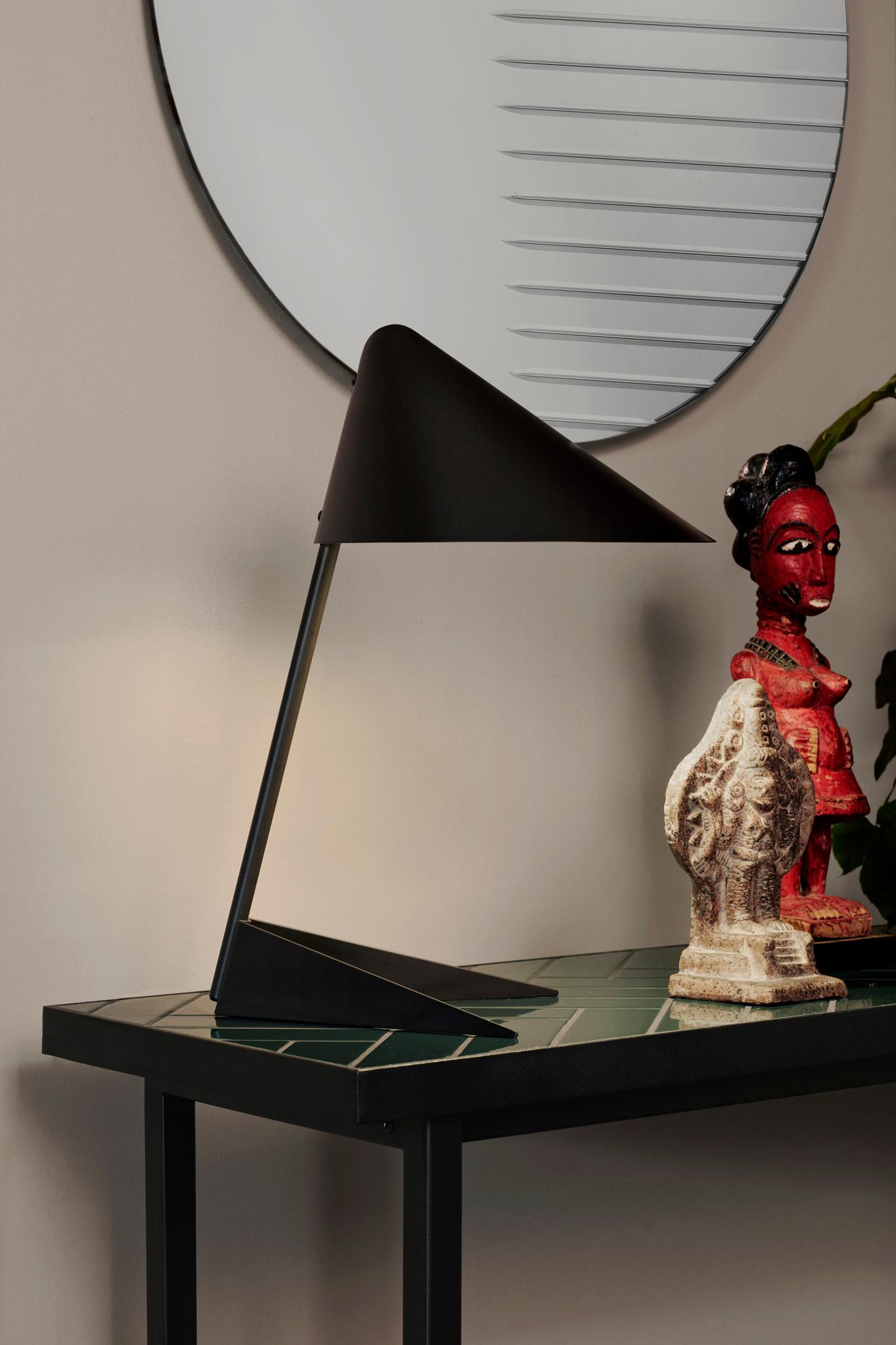 Lámpara de mesa Ambience Black Noir de latón macizo by Warm Nordic Siglo XXI y contemporáneo en venta