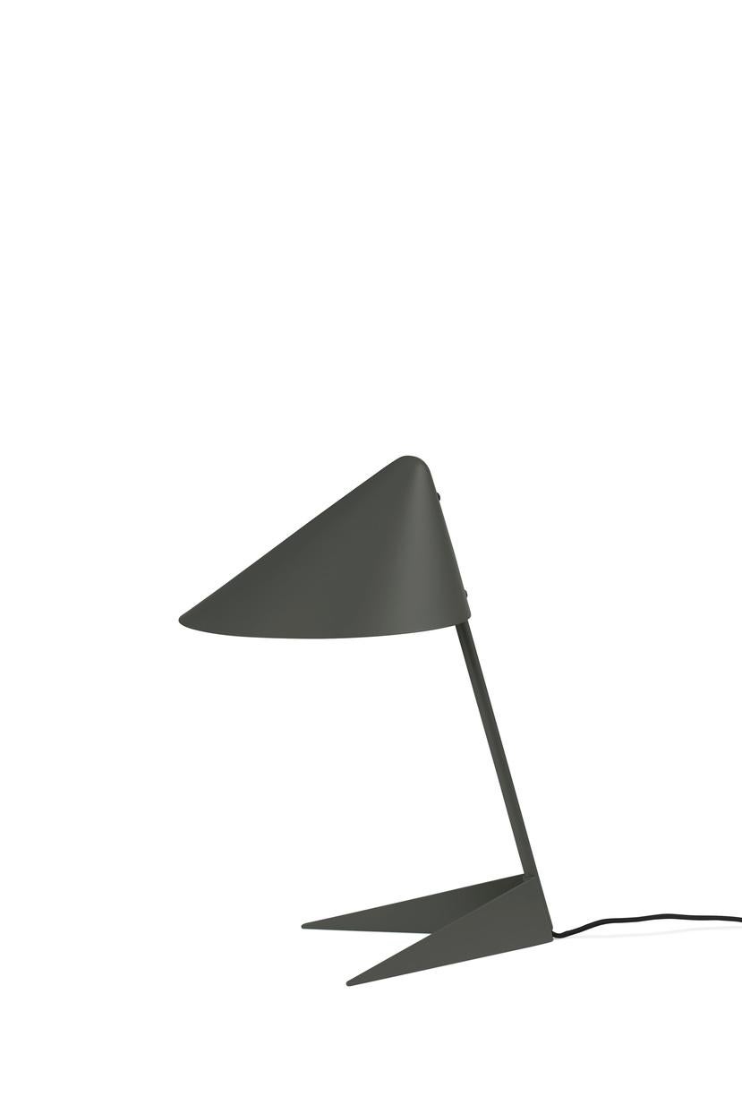 Lampe de table Ambience charcoal par Warm Nordic
Dimensions : D22 x L32 x H43 cm
Matériau : Acier laqué, Steele
Poids : 1 kg
Disponible également en différentes couleurs. 

Une magnifique lampe de table dans un Design/One des années 1950, créée par