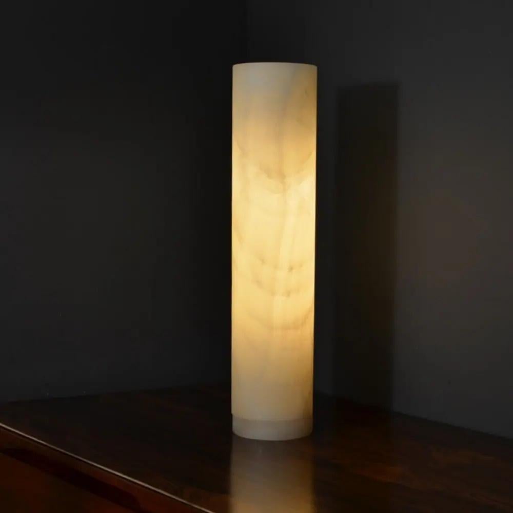Round based ambient table lamp in onyx.