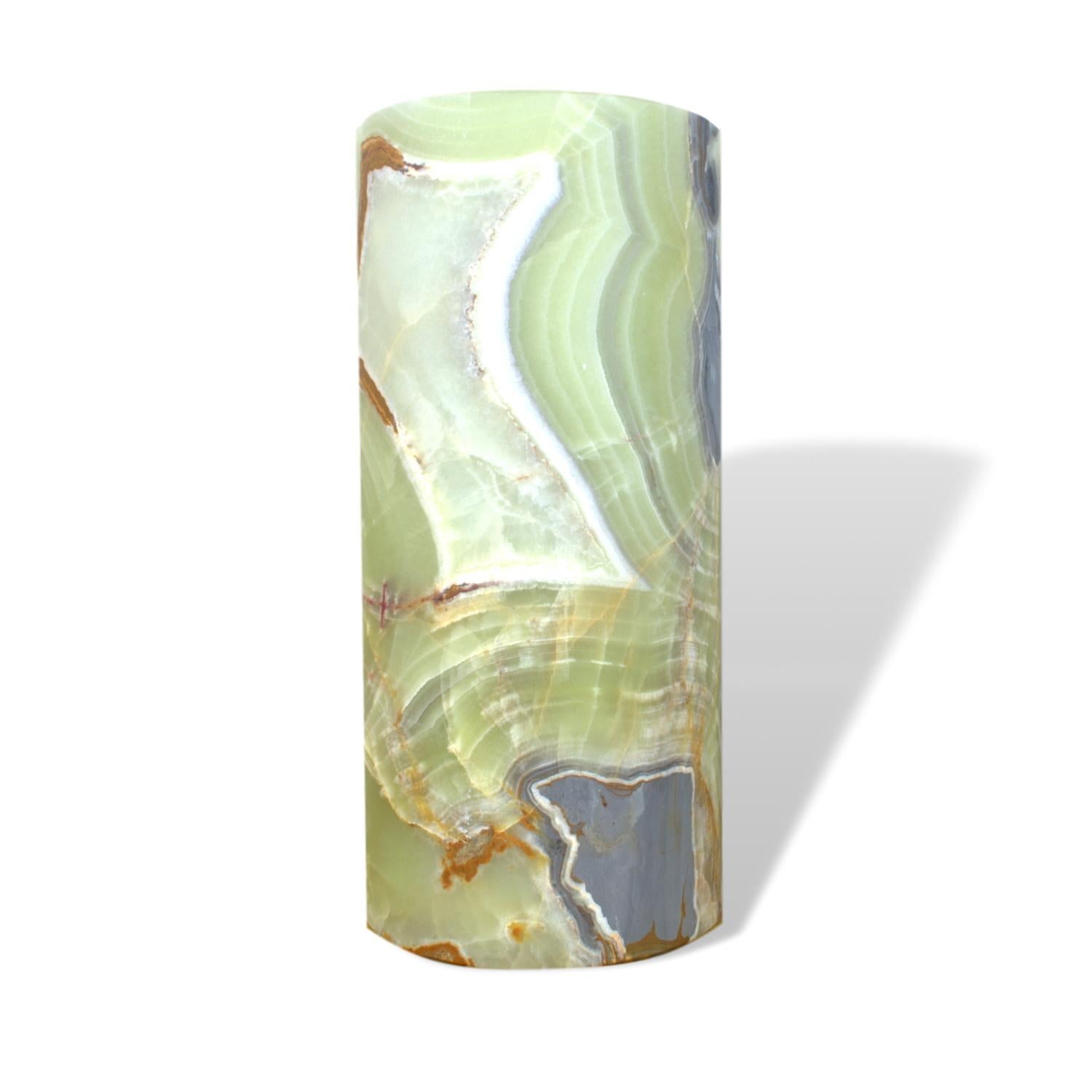 Polished Ambient cylinder shaped onyx table lamp For Sale