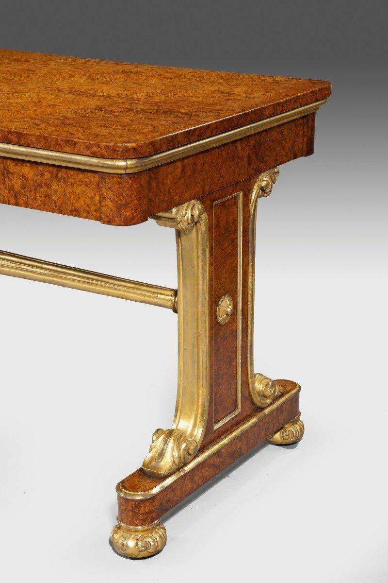 Mesa de biblioteca de amboyna y dorada atribuida a Morel & Seddon siglo XIX en venta