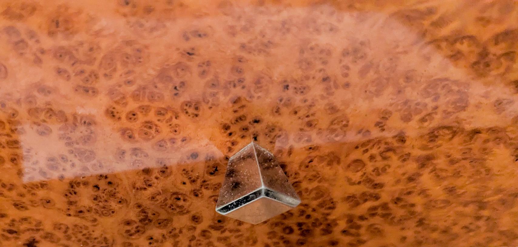 Cassettiera a piramide in amboyna e sicomoro. 21° secolo in vendita 4