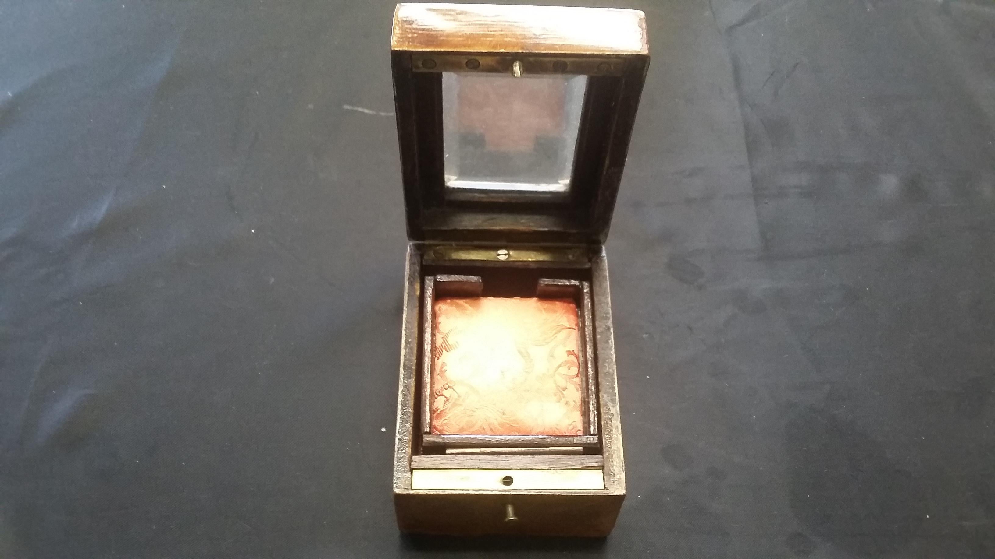 Boîte de présentation en Amboyna français avec verre biseauté. La boîte a une doublure d'origine et a pu être utilisée comme porte-bijoux ou porte-montre, vers 1870.